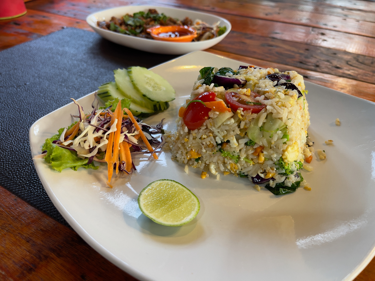 有时我做蒸蔬菜加糖醋汁。这更像是一道波利尼西亚的菜肴。我也做新墨西哥菜这与墨西哥菜不能混为一谈。。