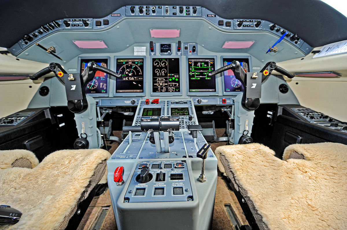 如何驾驶F-16战斗机