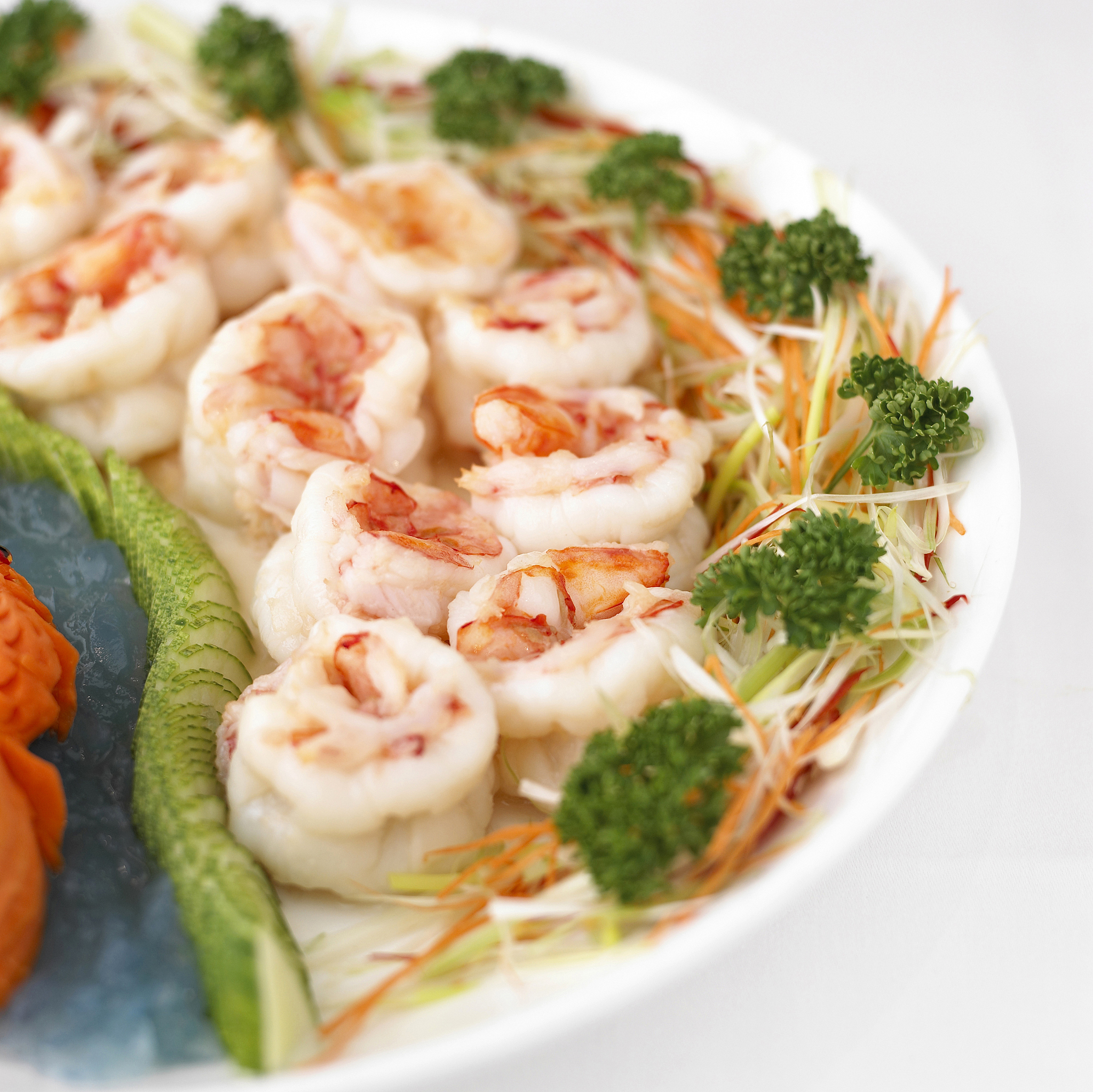 请把以下文案简单修改意思和框架不变冬瓜里放入十五两斤的河虾简单蒸一蒸就是一道清淡营养好吃又好看的菜很多人活到80岁都还没见过记得收藏了冬瓜去皮切成这样薄薄的大片撒点盐杀下水分很多人不会剥虾壳新鲜虾放冰箱里速冻半小时拿出来去虾头是虾线也出来了手指捏着一推再拿着尾巴一拉轻松去壳虾仁拍碎再用刀背剁成虾泥一个小红心对于您来说是举手之劳对于我来说就是分享的动力这个视频就麻烦您帮忙点个小红心辛苦大家了剁好后加