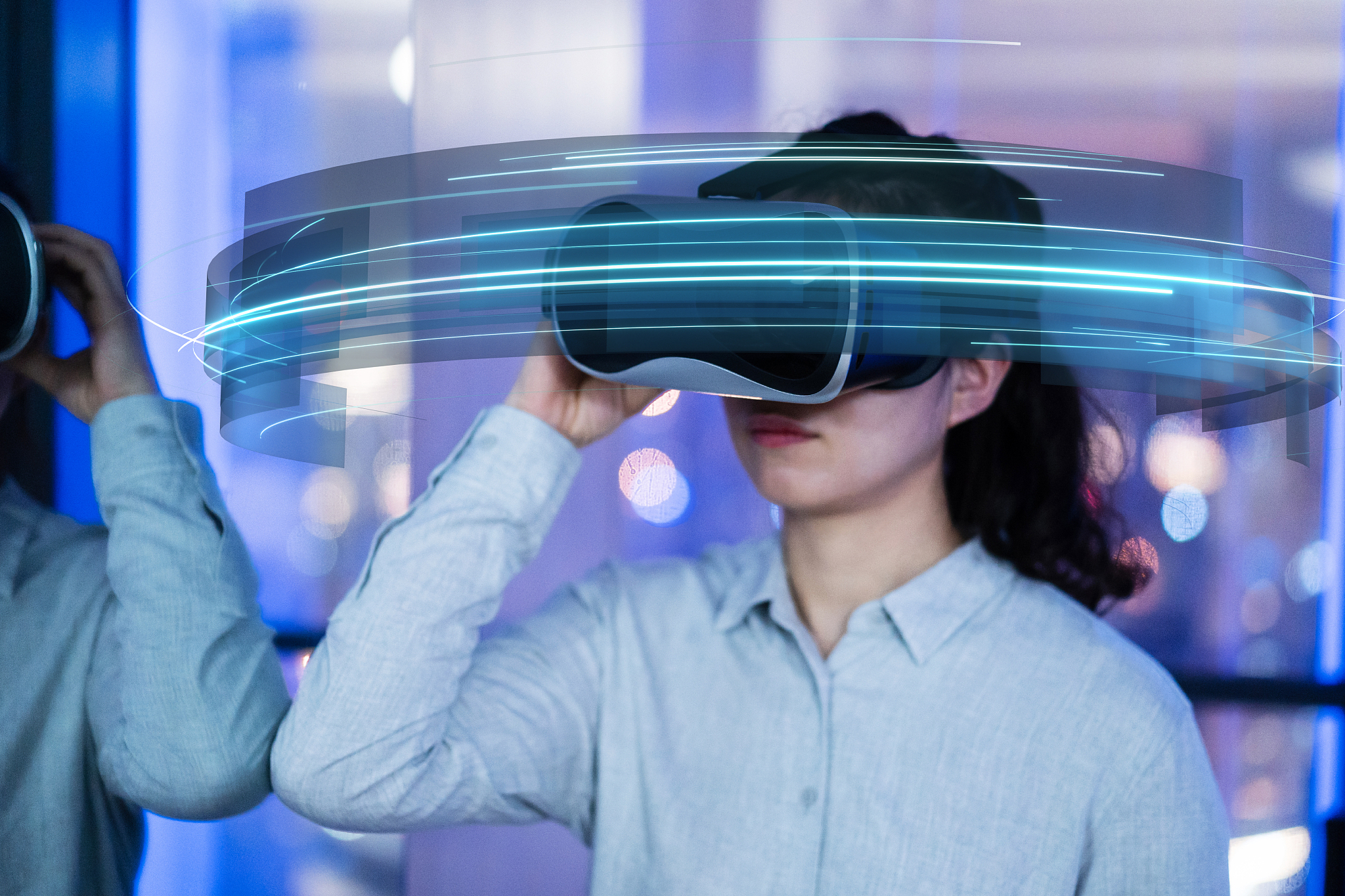 虚拟现实VR技术是多种技术的综合包括实时三维计 算 机 图 形 技 术 广 角宽 视 野立 体 显 示 技 术 对 观 察 者头 、眼 和 手 的 跟 踪 技 术 立 体 声 、网 络 传 输 、语 音 输 入 输 出技术、以及触觉 力觉反馈等。1语音在虚拟现实VR系统中语音的输入输出很重要 。这就要求虚拟环境能听懂人的语言并能与人实时交互。例如据苹果最新专利曝光苹果要把虚拟现实VR和增 强 现