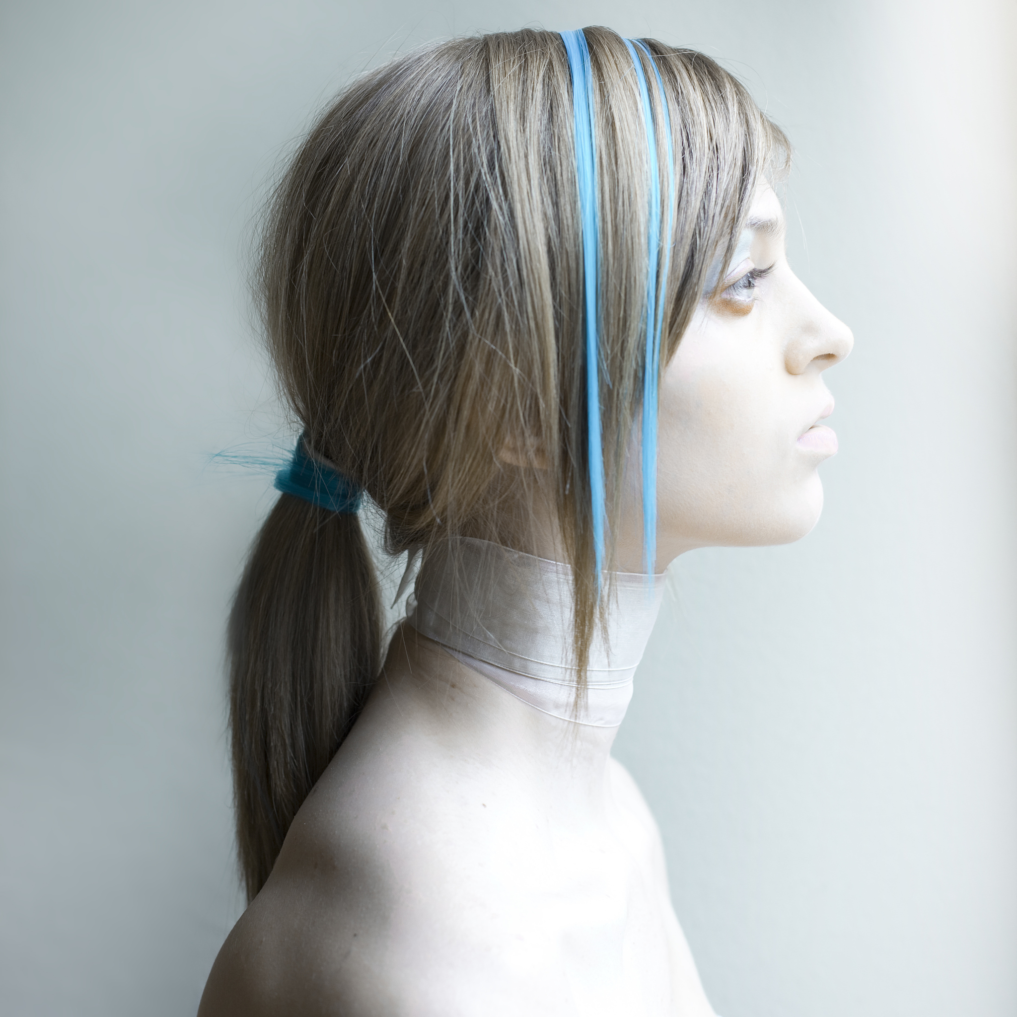 彩带头发含义：表达个性、反抗传统、彰显自我