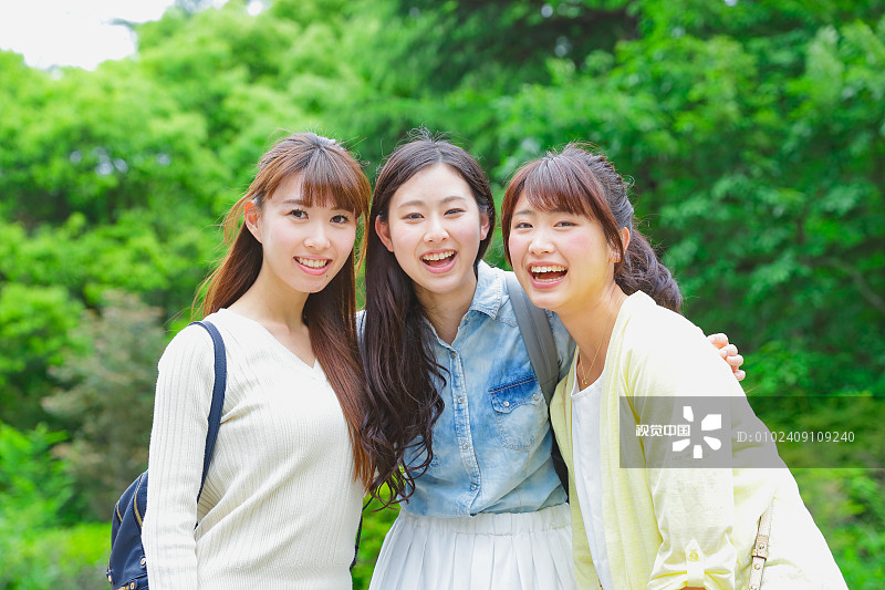 根据倪诗雨 周婧晶黄慧三姐妹写一篇作文要求语言连贯