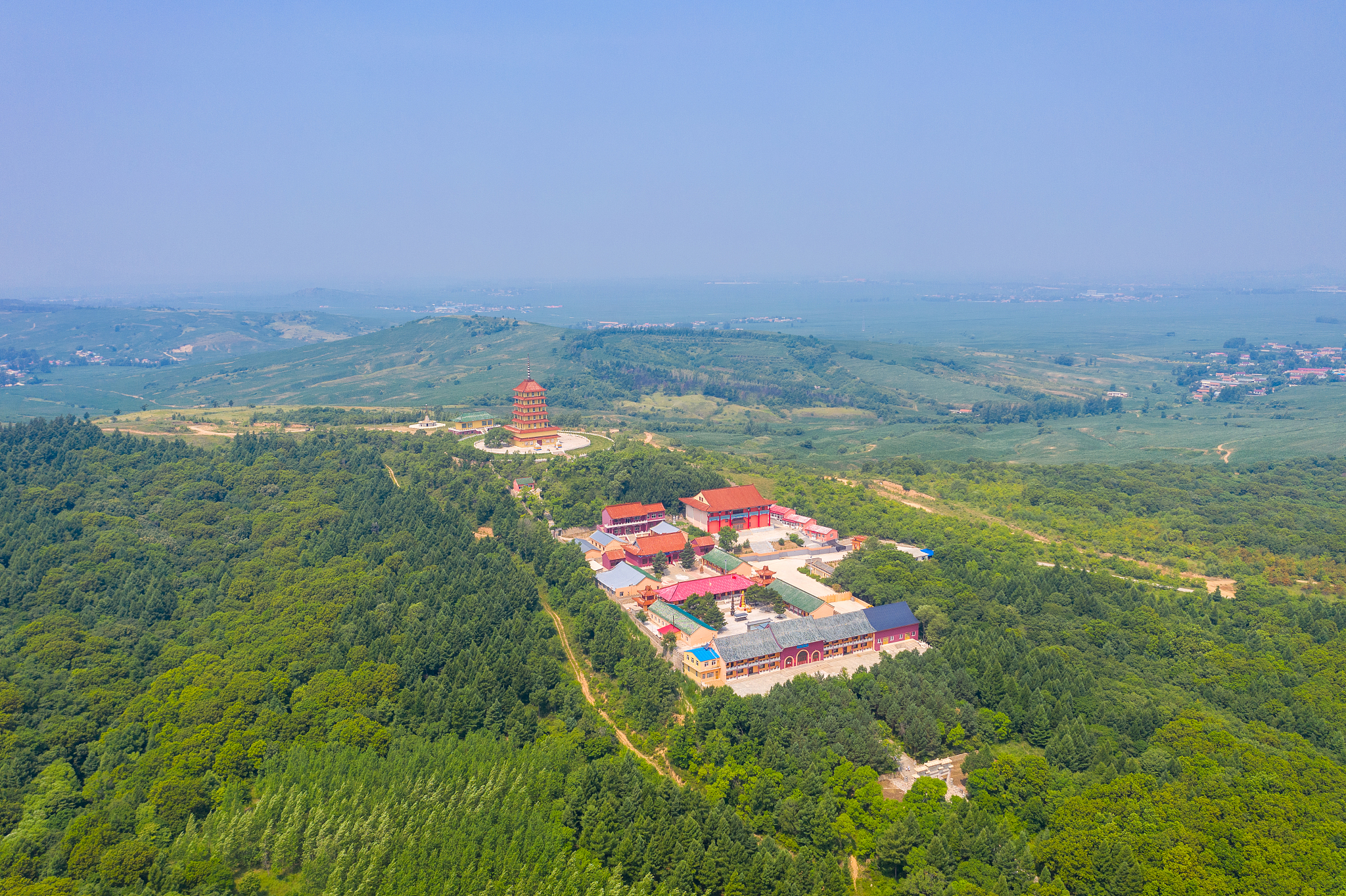 吉林省伊通满族自治县南山旅游风景区山顶寺庙航拍