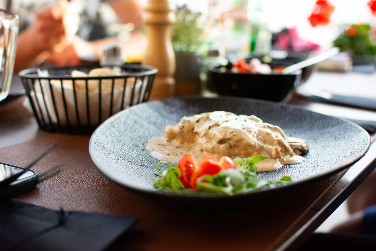 这家餐厅菜品真赞！味道绝，摆盘美，食材新鲜，服务热情！