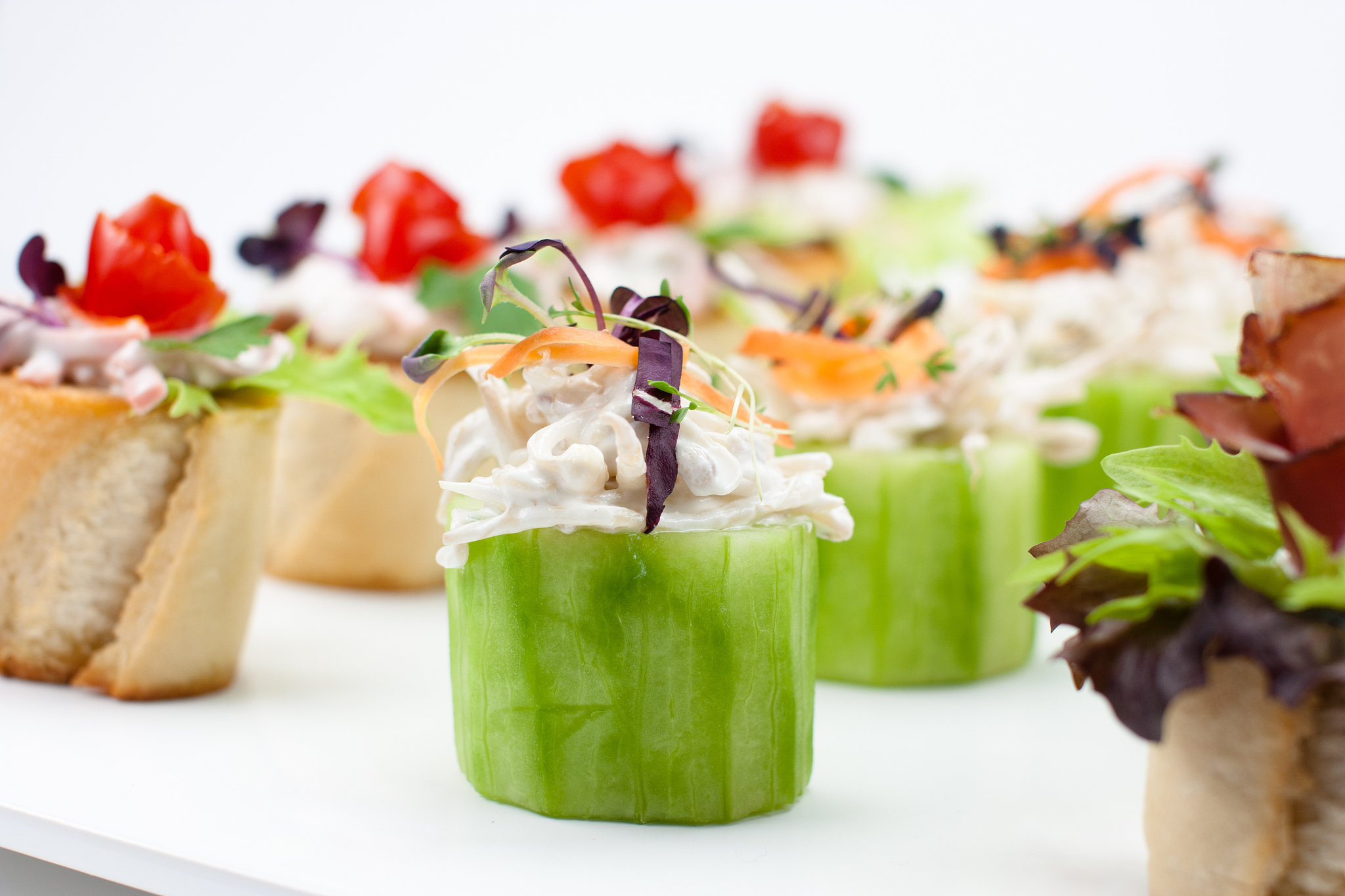 帮我生成一份文案要求以美食为主题但又能吸引年轻观众让他们进行评论字数控制在1000字左右。题材要新颖有创意