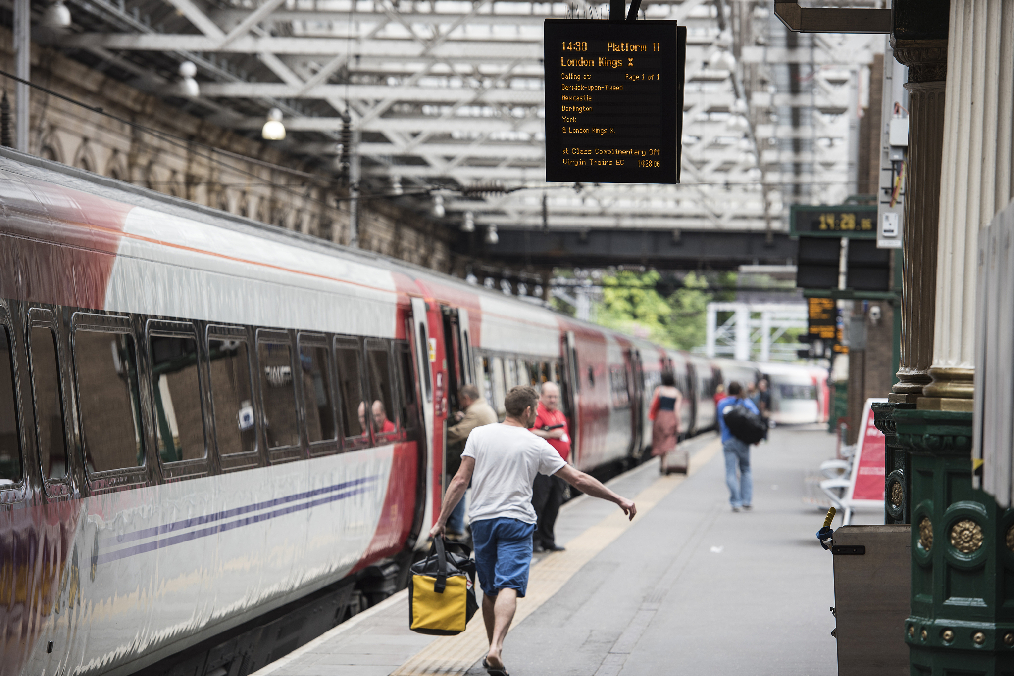 火车上与工作人员的英语对话：到达时间、餐饮和行李帮助