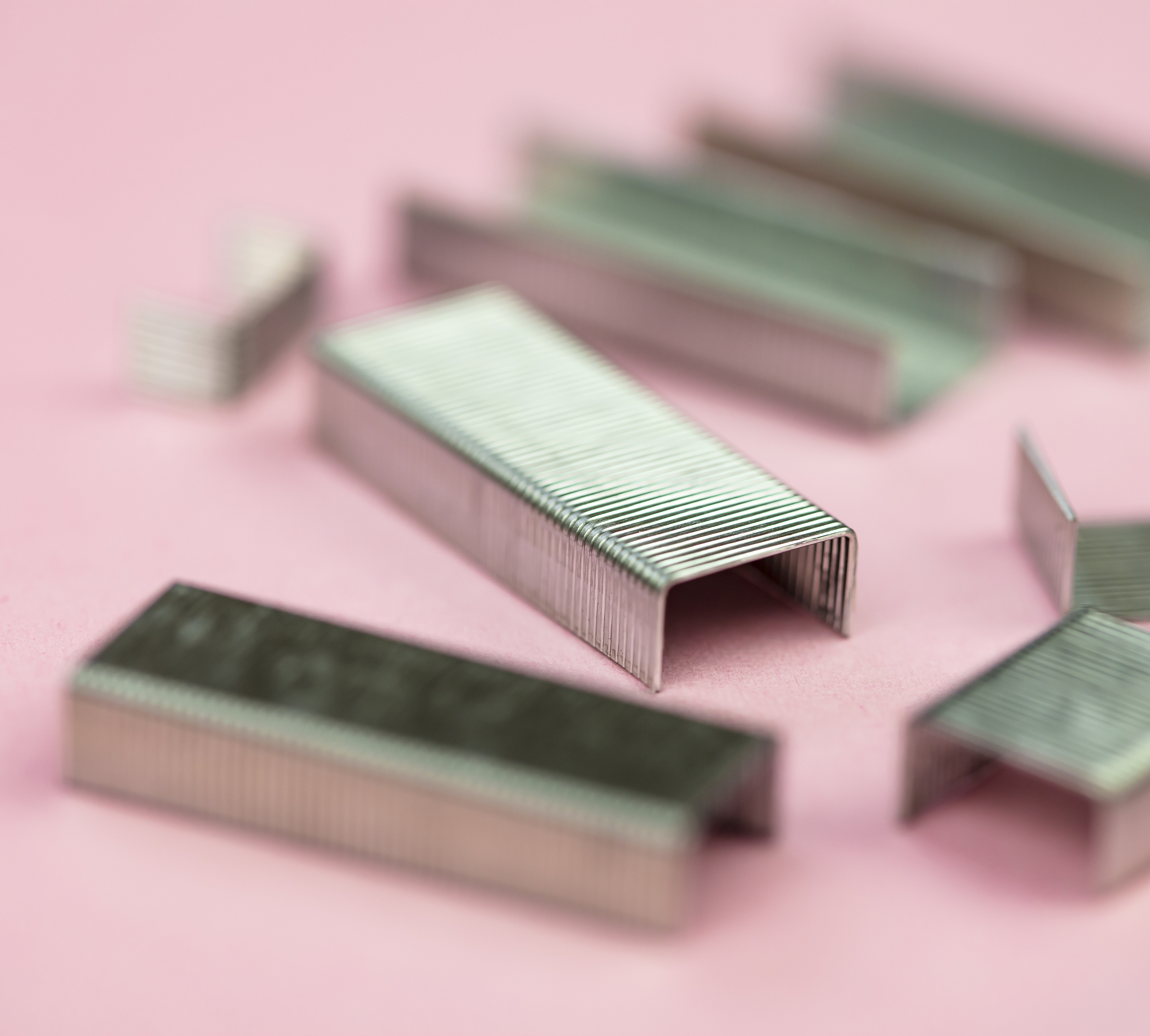 订书钉：固定纸张的金属小钉