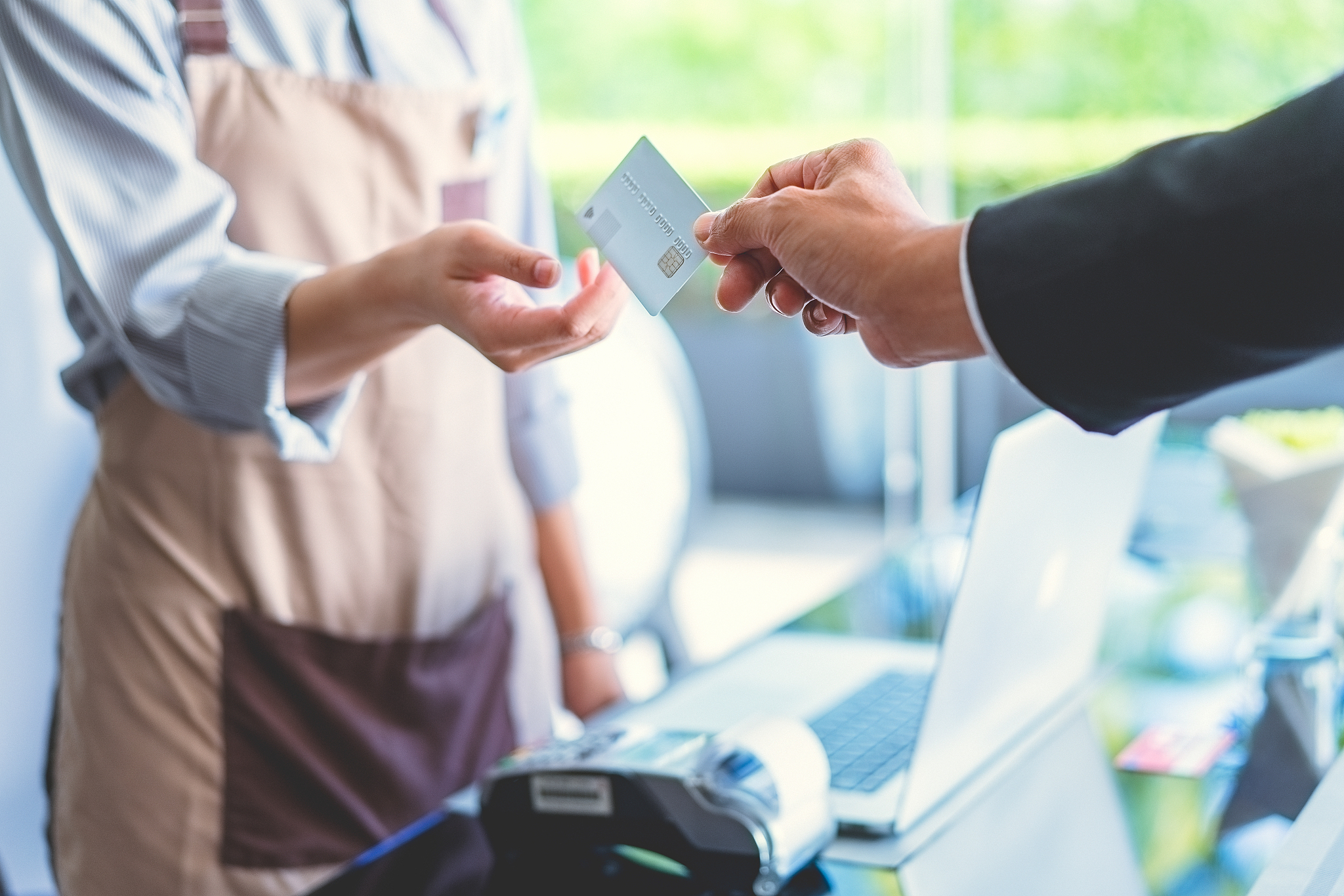 办卡充值效果较好还需加强过程中的联系和沟通更需要有韧劲和恒心。存在不足在得是辅助销售工作上未能做到全力以赴；请将这段话修改通顺