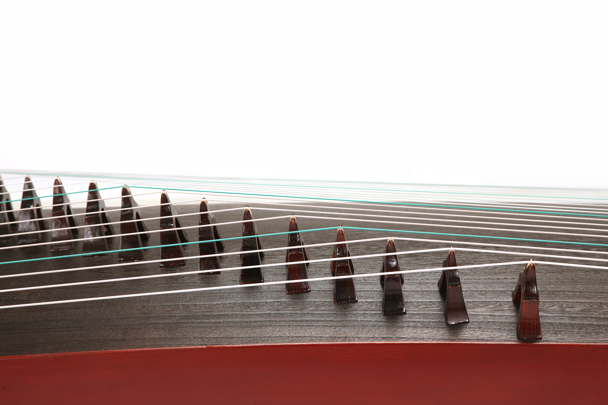 黑檀木古筝，泡桐木面板，音质更佳，演奏体验更舒适