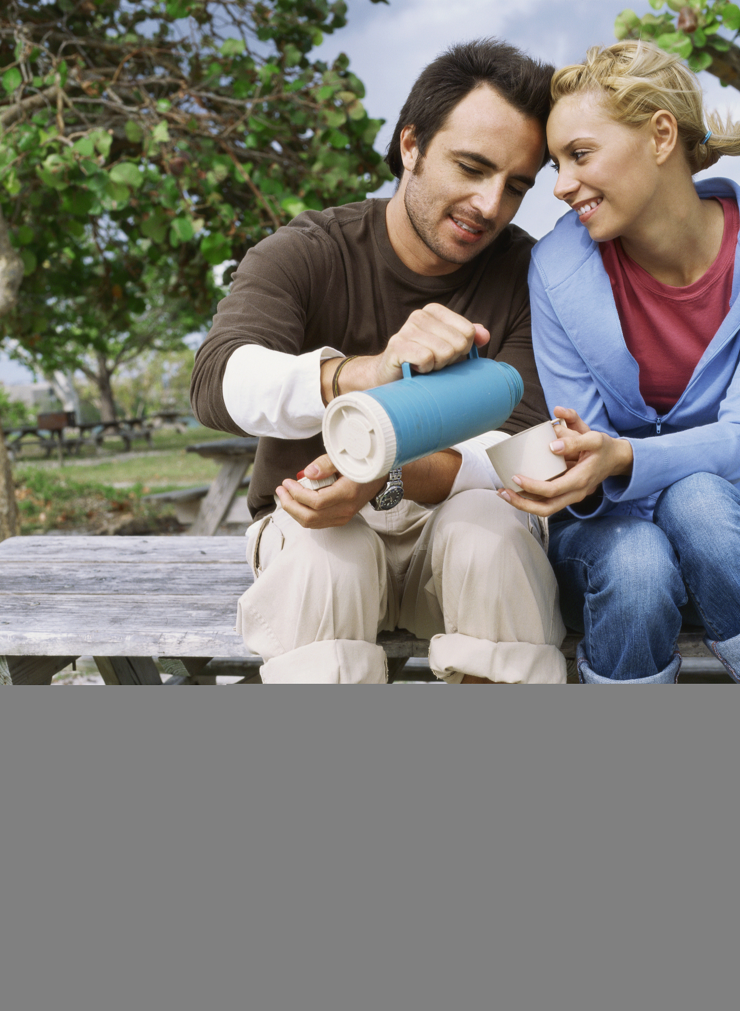 3人合伙1人做饮料销售1人做广告业务1人做物流配送他们有共同点吗？能一起创业吗？