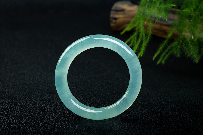 夏天容易心烦意乱佩戴一款翡翠手镯可以将翡翠的清凉之感传导进人体起到安神宁心的作用。用重组、更改语法和结构等手法换一种尽可能的扩展上述内容。