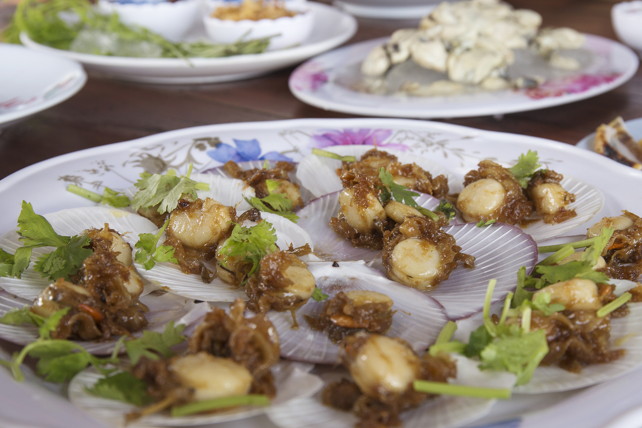 baked scallops with butter and garlic in shell