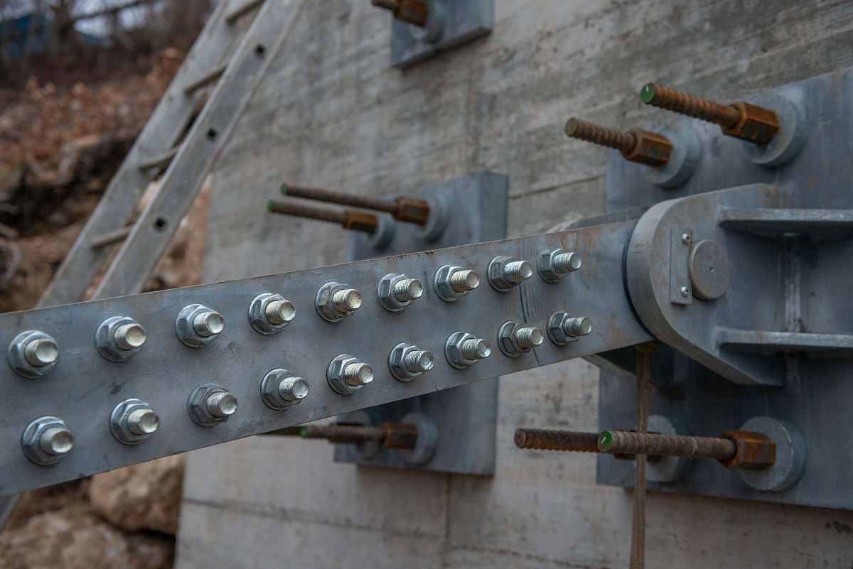 某承受均布荷载简支梁截面尺寸 b=250mmh=500mm计算跨度l0=4m混凝土强度等级为C40 fc=191MPafck’ =32MPa纵向受拉钢筋面积As=942mm2钢筋为HRB400级fy=360MPafyk=400MPa环境类别为一类as=35mm。1 分别根据中国规范GB50010-2010 和美国规范ACI318-11求此梁的正截面受弯承载力。2 分别根据中国规范GB50010-2