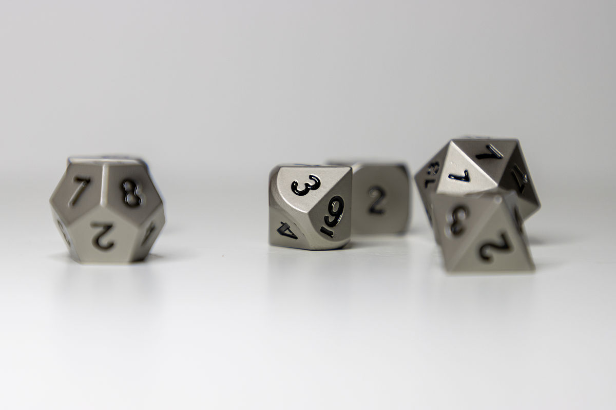 假设你是一名游戏编程师请编制一款游戏