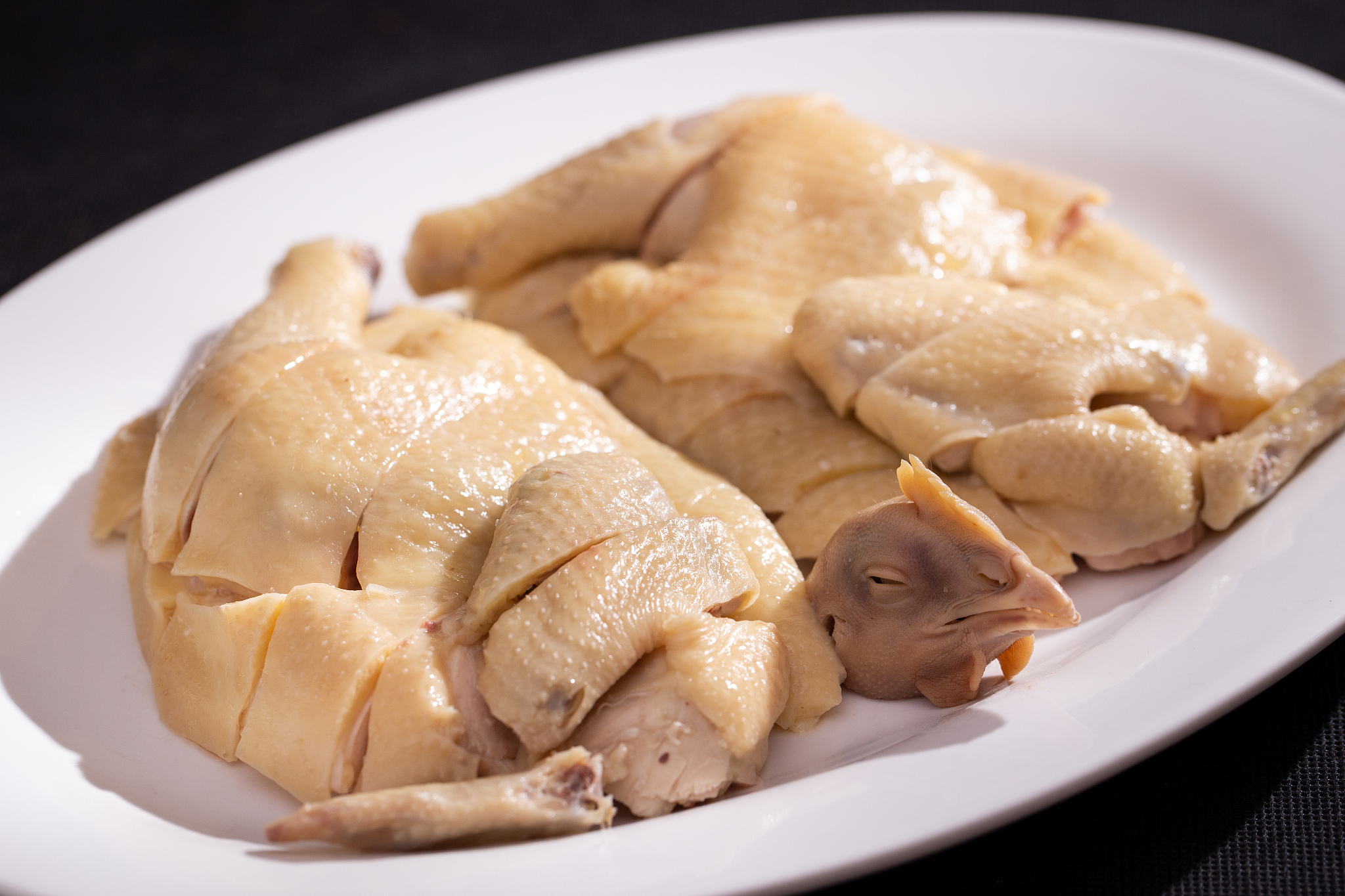 白切鸡最好用什么鸡白切鸡的最佳选择是土鸡或农家鸡。这些鸡更加健康营养丰富肉质也更加鲜嫩。相比之下工厂养殖的肉鸡不仅喂食的不健康还可能添加了一些化学物质会影响到鸡肉的品质。继续