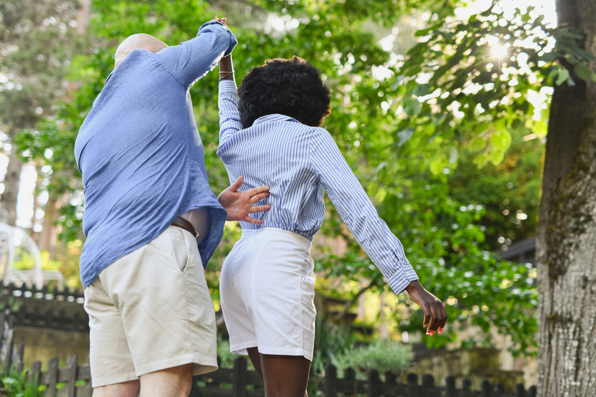 如果一对夫妻有爱那么物质财富并不重要。但是享受彼此的陪伴是他们所需要的全部财富
