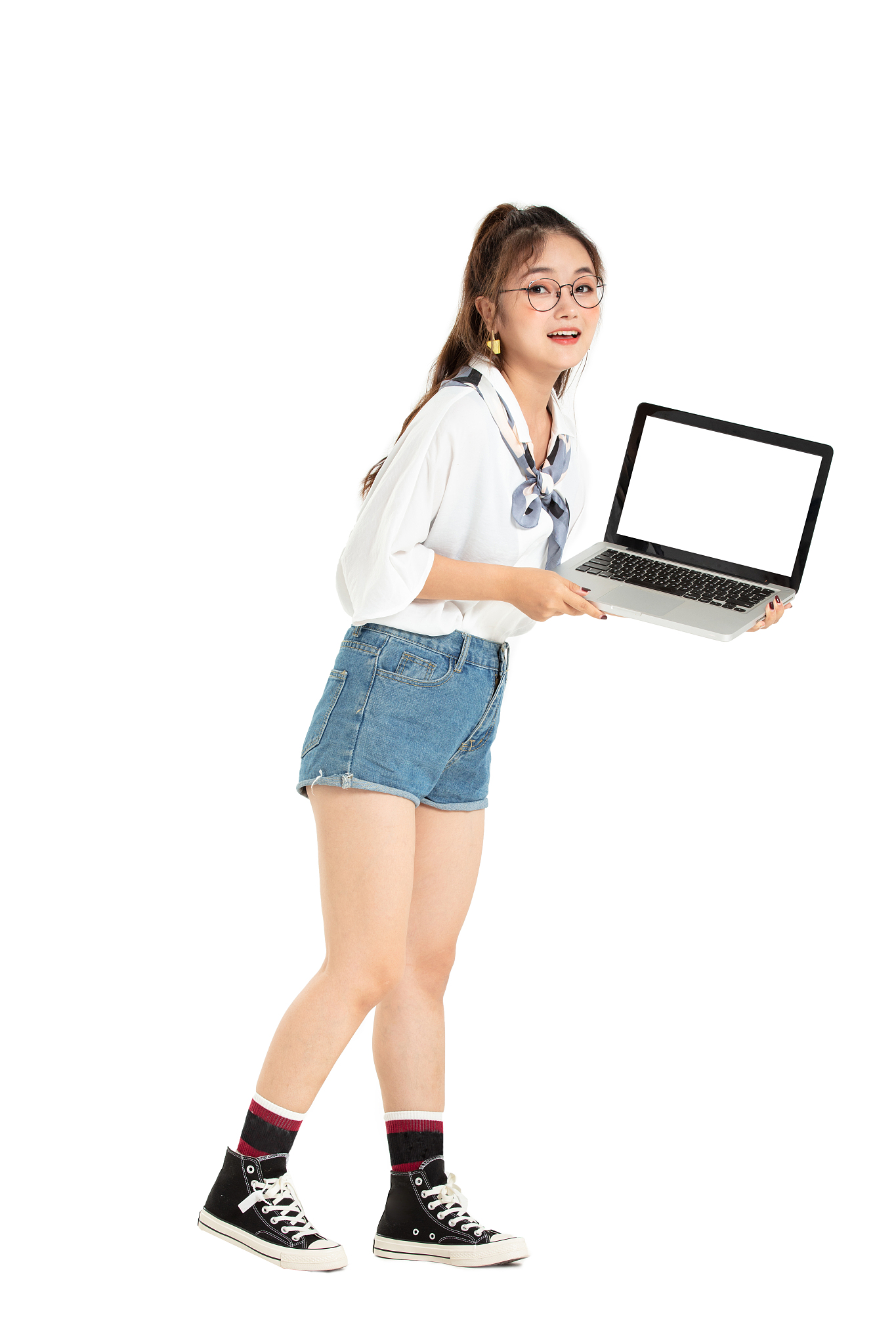 操作使用电脑的带着眼镜的年轻女生