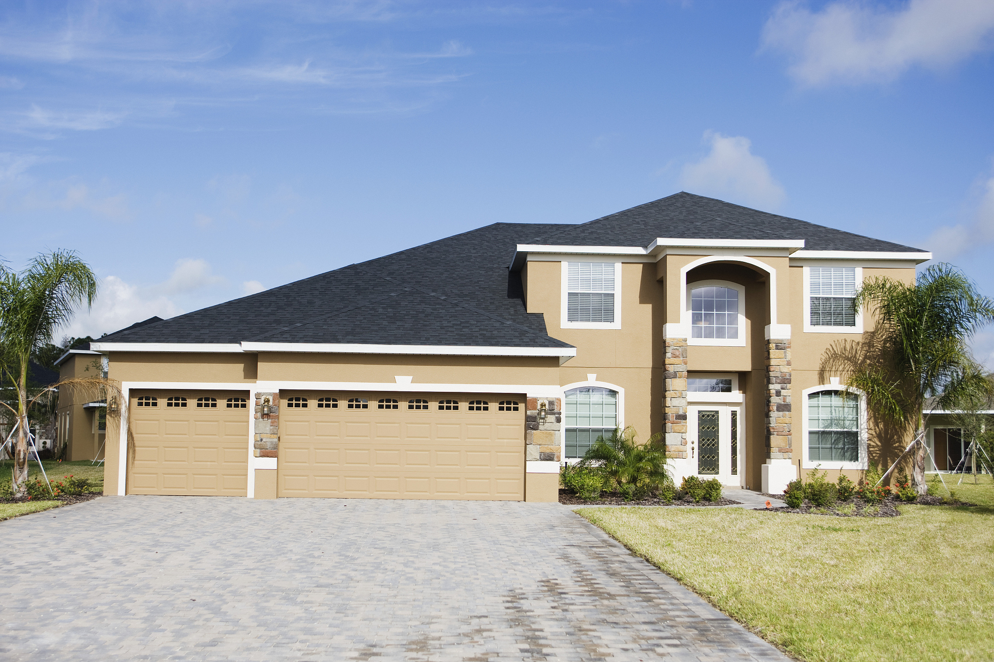 买带院两层楼房买靠路边的东头好还是里面好