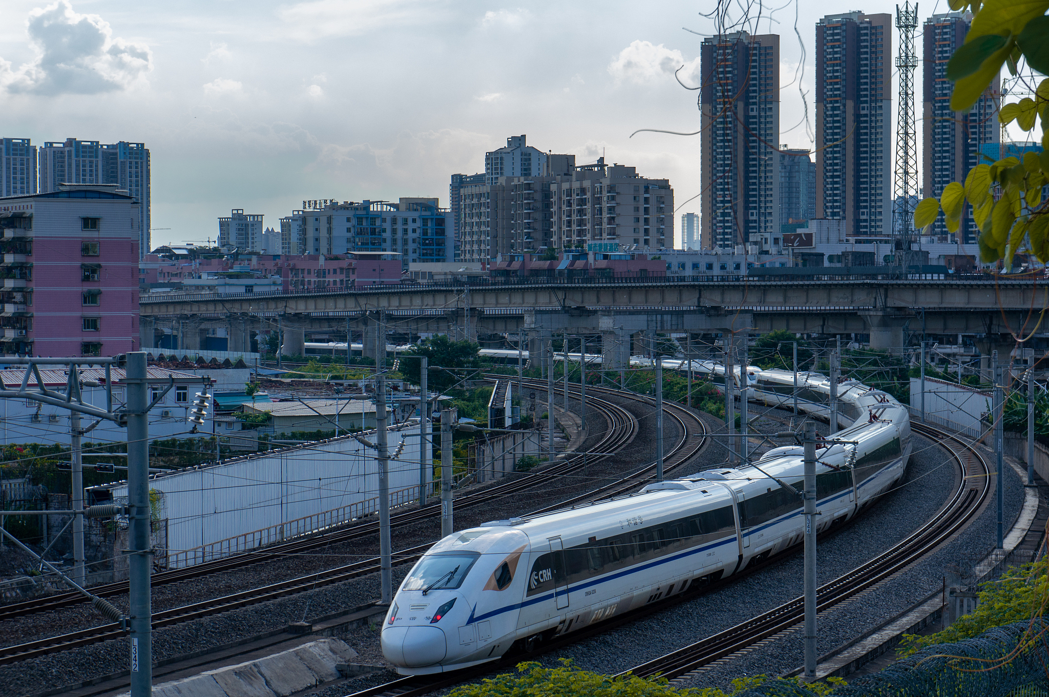 在四十年改革开放的历程中我国的经济、科技、交通、教育、医疗、文化休闲、生态建设等多方面都发生了哪些巨大的变化其中哪一方面对普通家庭影响最为深刻