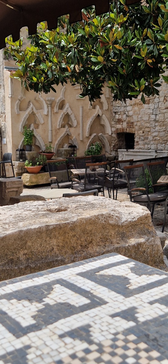 露台花园小院打开地灯氛围感拉满整个院落哈着啤酒🍺一起举杯吃着烧烤拉着呱好舒适啊