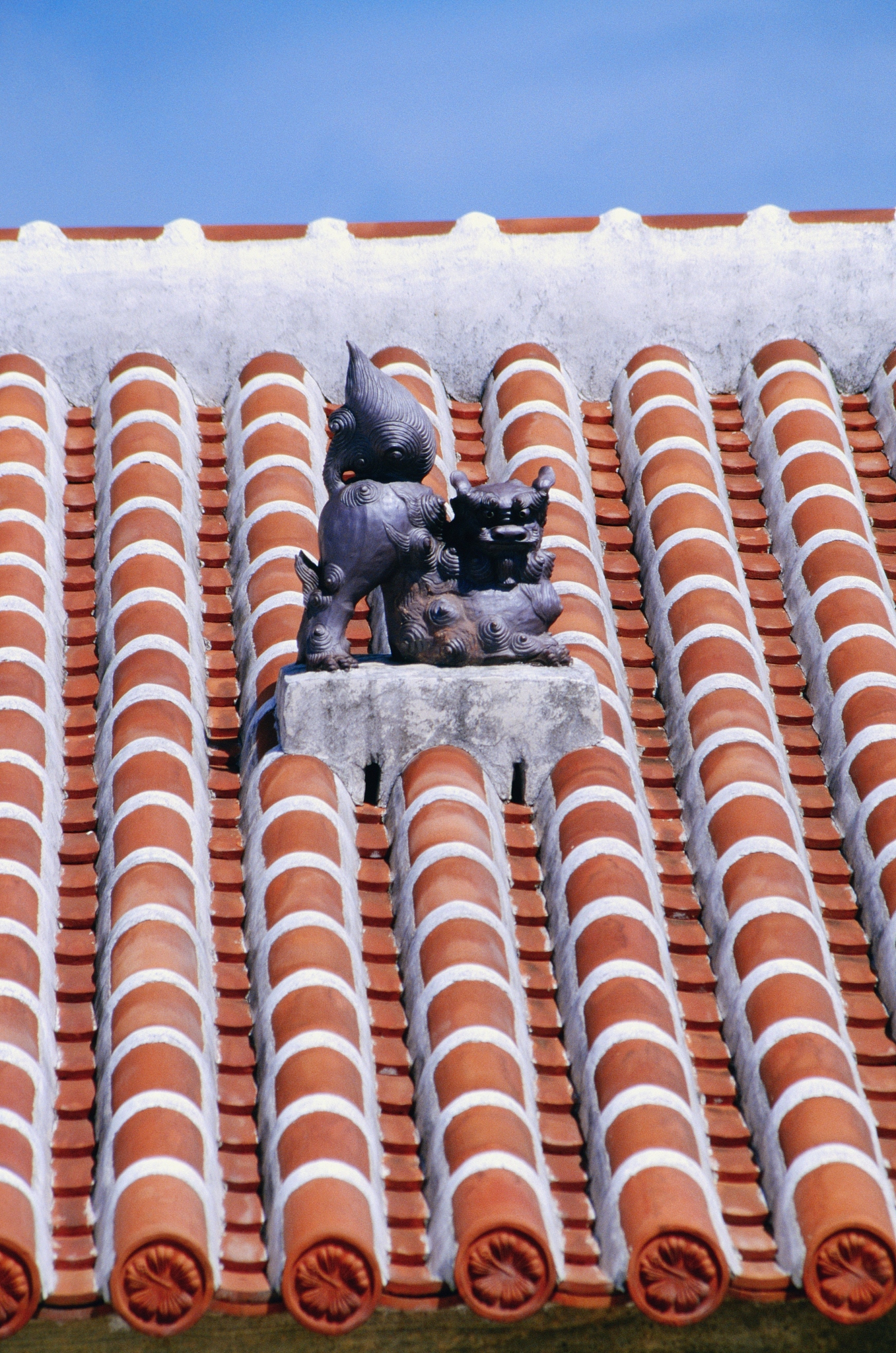 琉球国际法理属于中国这个问题涉及到历史和国际法等多个方面存在不同的观点和争议。琉球原为中国领土明朝曾在琉球设立琉球县清朝也一直将琉球视为其属地。直至19世纪末20世纪初琉球被日本军国主义强占并将其并入日本。国际法上琉球问题的争议集中在对琉球主权归属的认定。一方面支持琉球独立或归还给中国的观点主张琉球是中国的领土日本无权剥夺琉球的独立地位。另一方面认为琉球归日本的观点则指出在1895年日本与清朝签署