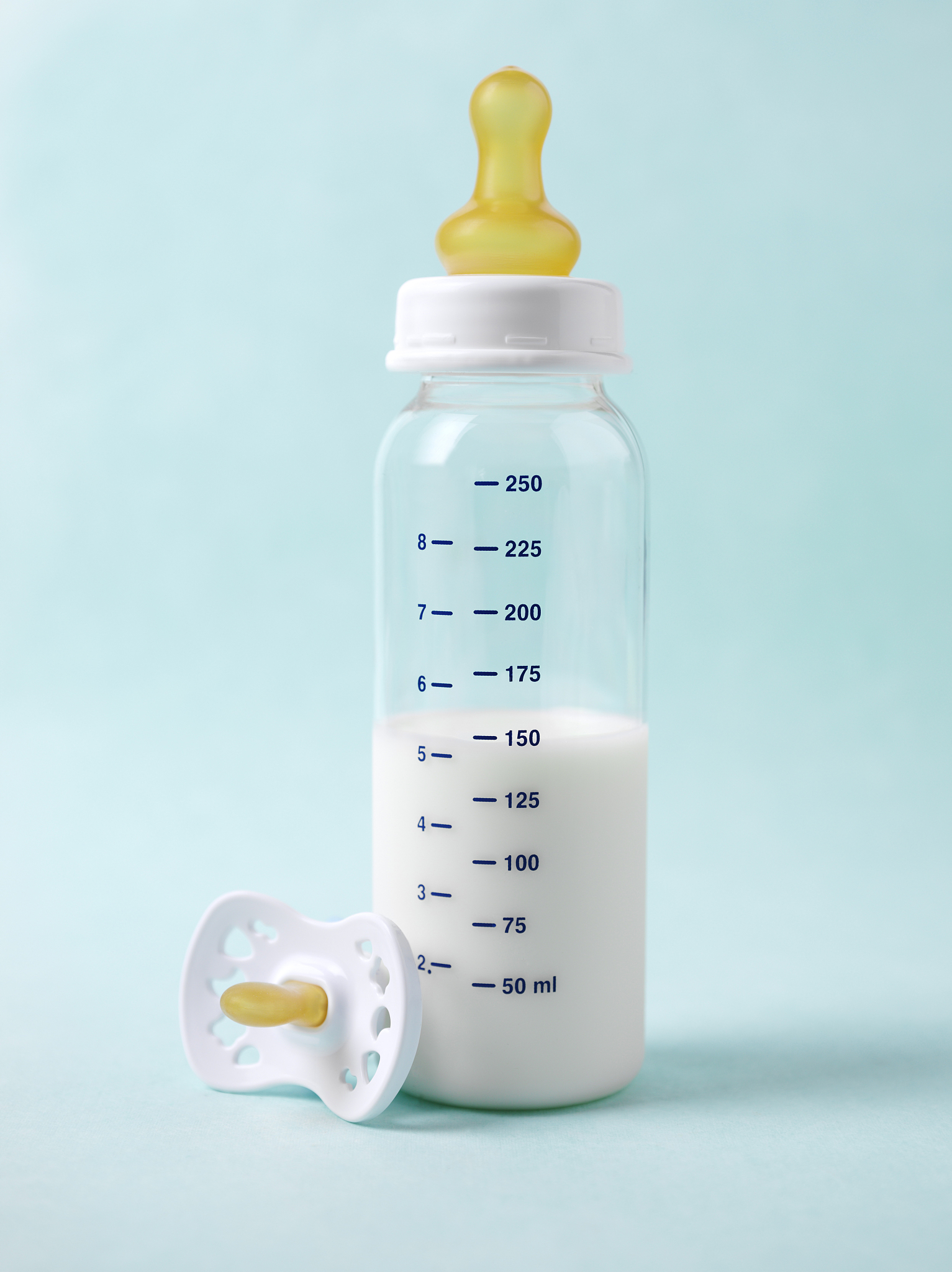 婴儿拒绝奶瓶？试试这些方法！