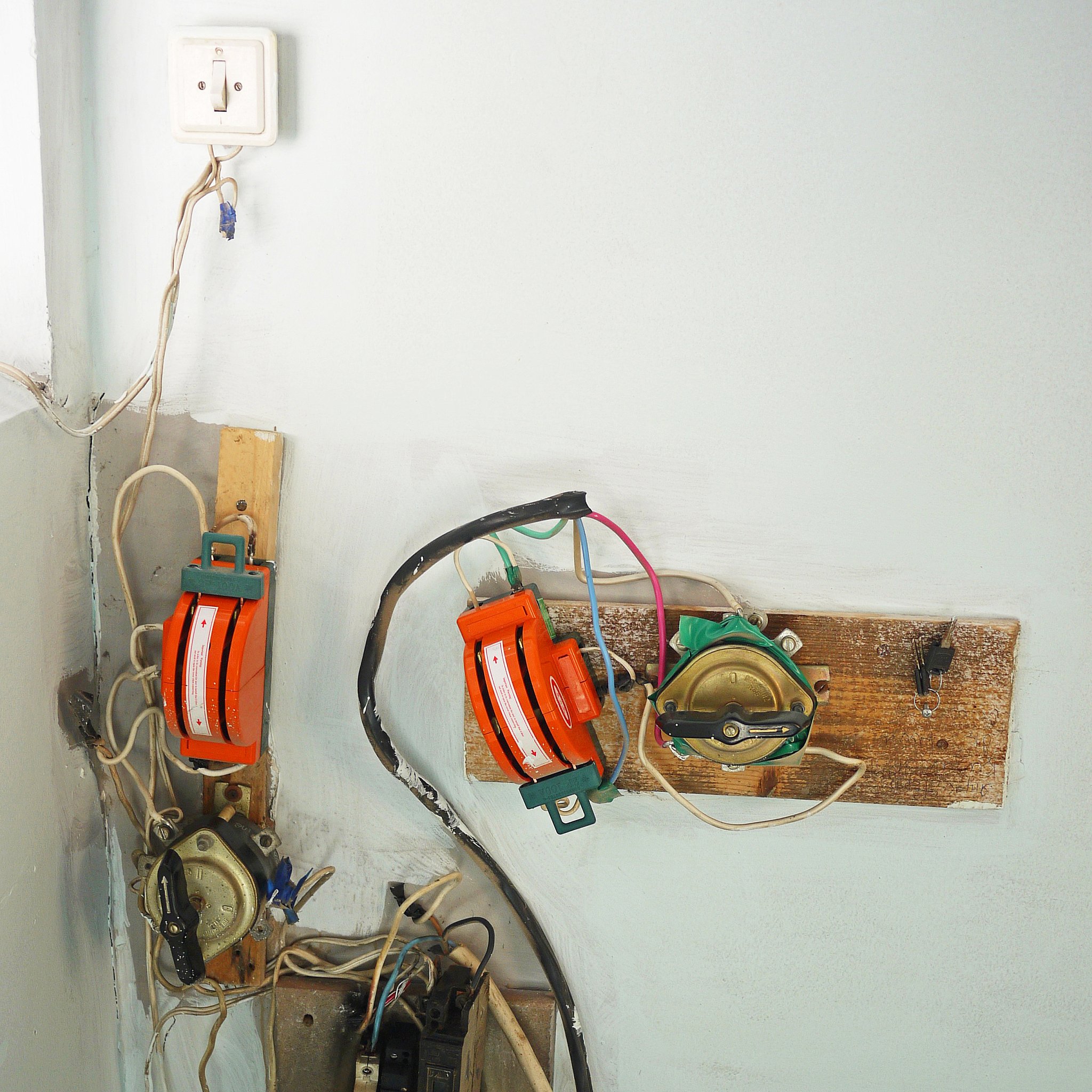 电源接地电容的作用：安全、抗干扰、稳定电源