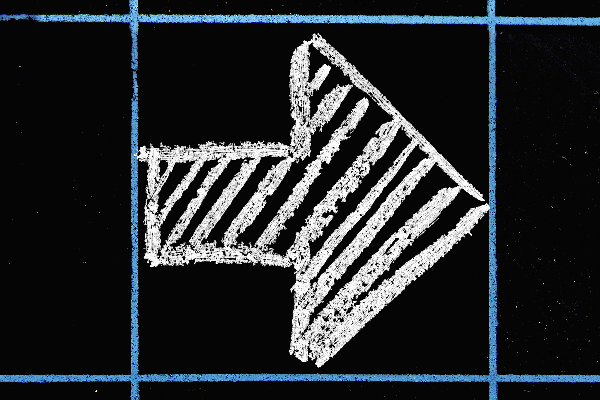 right arrow sign handwritten on b<strong>l</strong>ack chalkboard