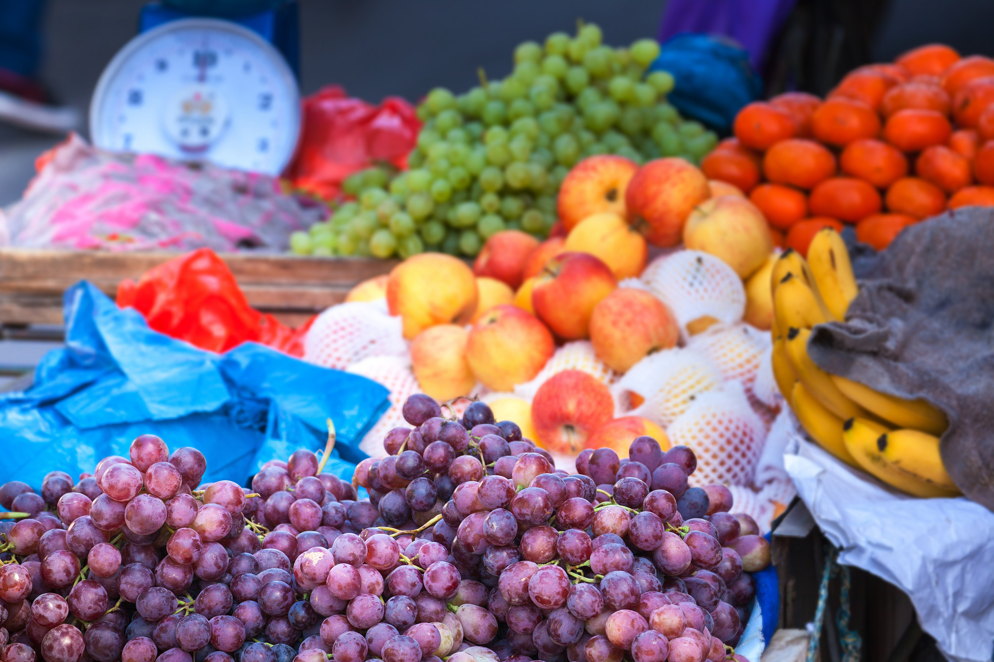 商人往来于丝绸之路上他们有时遇贼被杀有时遇热风。名贵的丝绸要历经千辛万苦才能运到西方商人也传播语言、艺术、技艺和宗教。材料表明商人发挥的主要作用是 A 为国家积累了物质财富B 传播东西方文化与文明C 了解了沿途的民风民俗D 主要是将丝绸运抵西方说明选项B正确的原因并逐项说明其他选项错误的原因