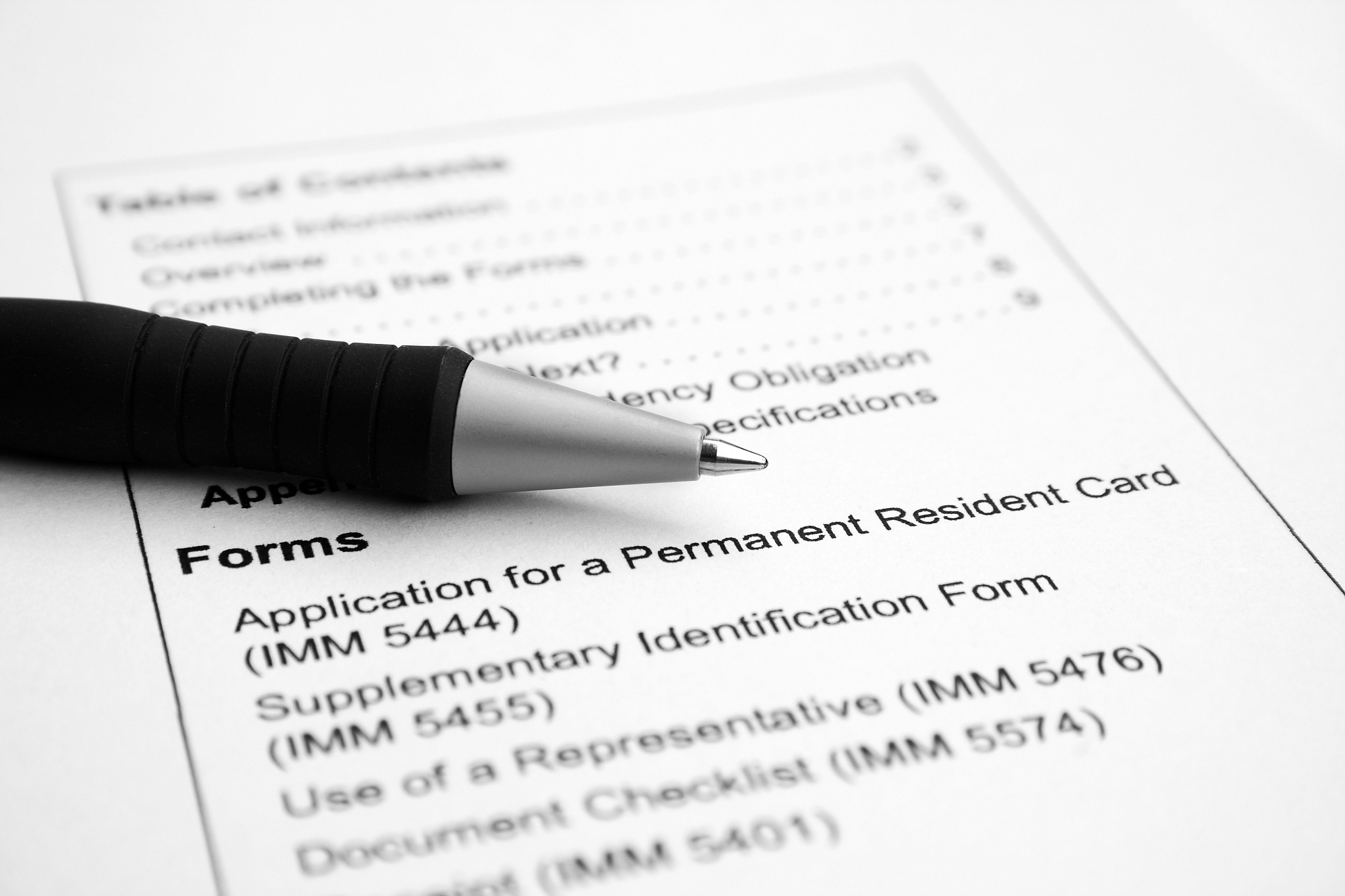 帮我设计一个基于BS的职工管理系统的汇报管理的表结构要求有销售业绩表拜访申请表日报表 要求字段名用英文并且带中文翻译