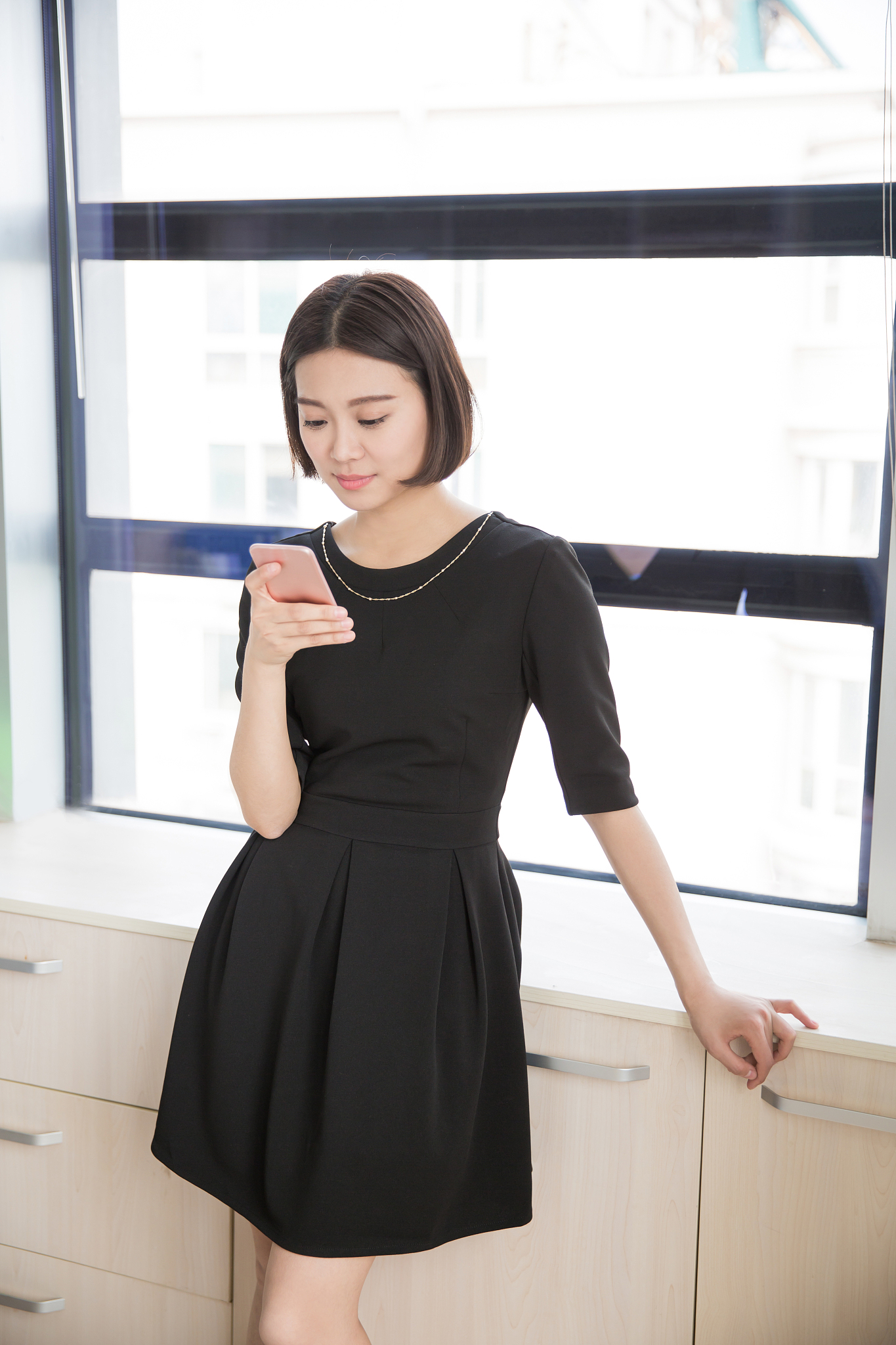 为一家女装品牌编写一片夏季新品推广文案不少于三百字特点是利落优雅知性的通勤风格