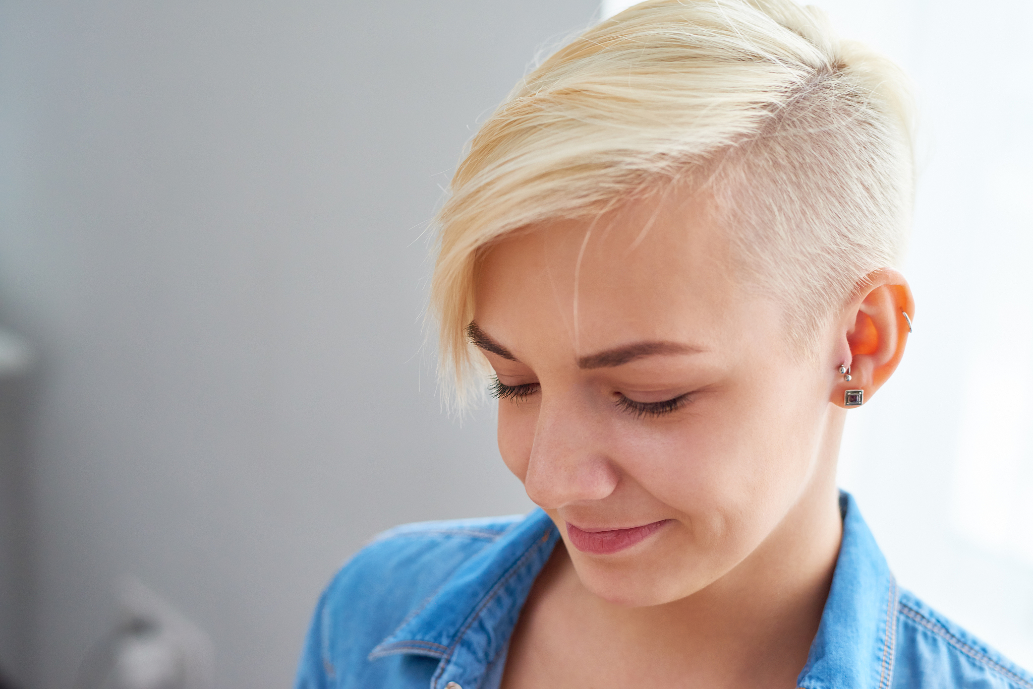 描写一名白短发一米六皮肤白净光滑四肢纤细的少女