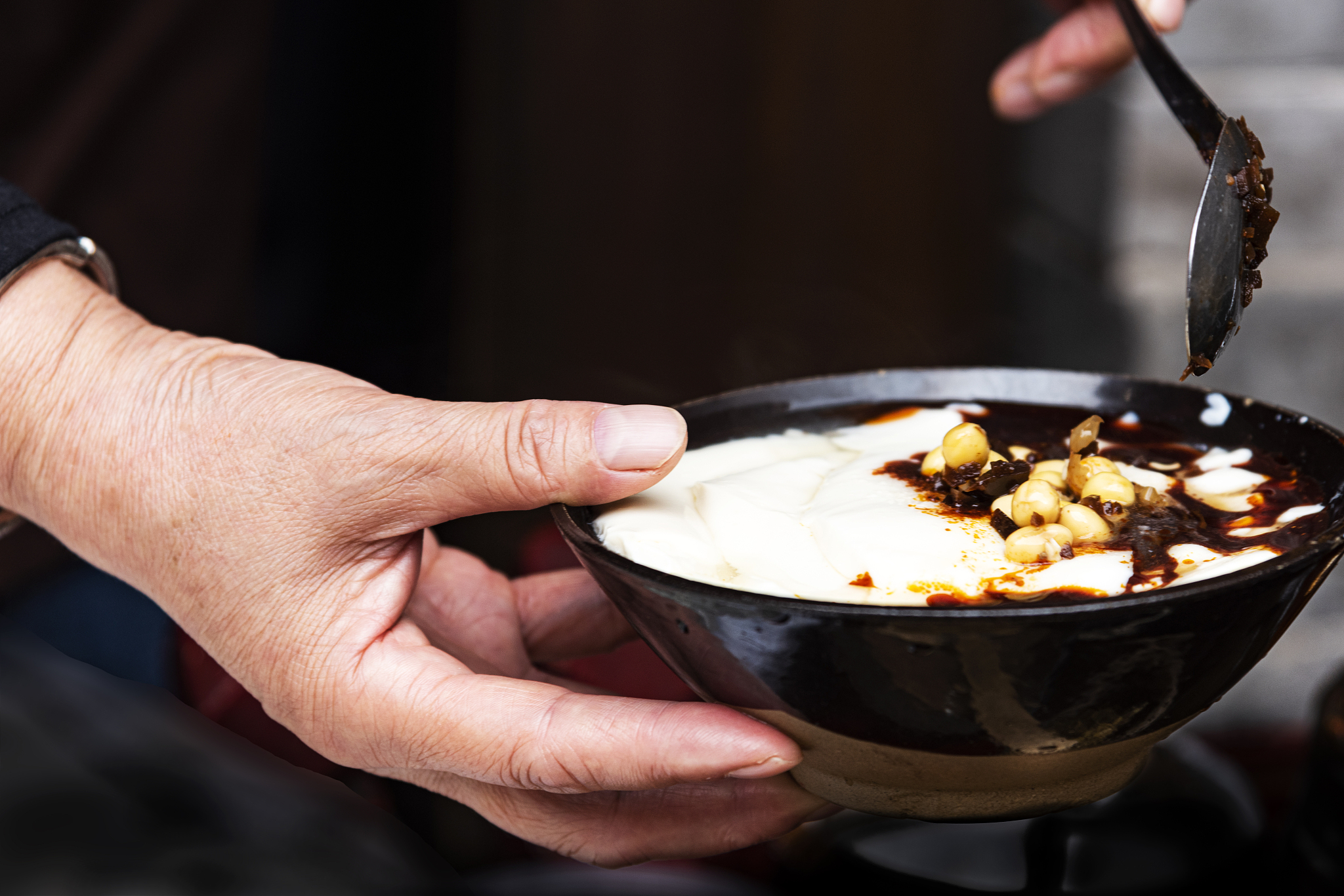 长的像肉一样反正就是粉粉的有的发黄有的发白浅色系的。口感绵绵的有点甜好像是豆制品很好吃一般放在冰箱记不清了。我是北方人我小时候在朋友家吃过好几次总是忘记是什么