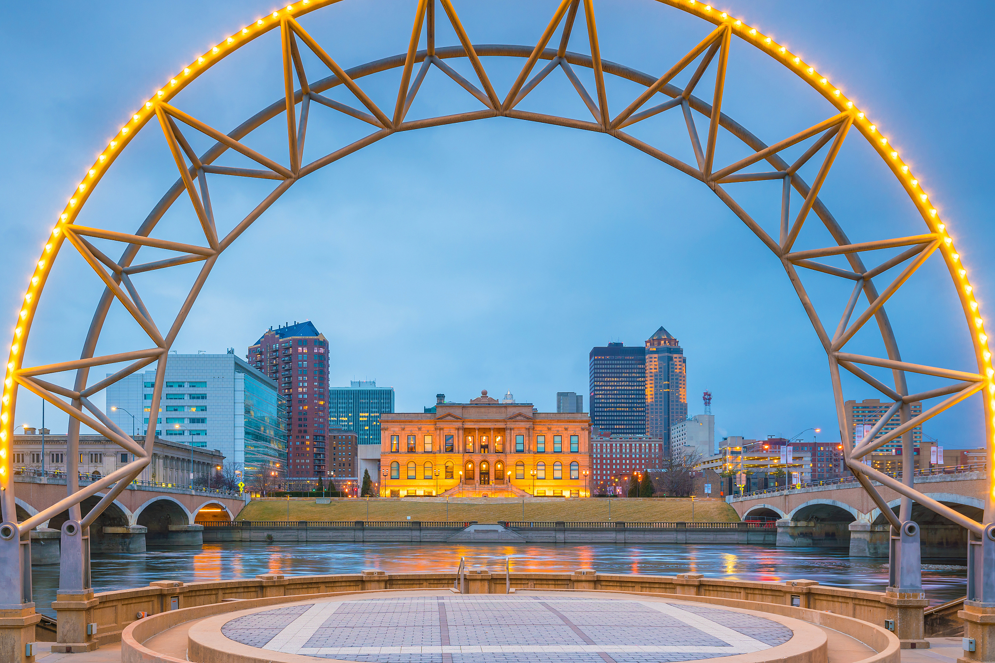 des moines iowa skyline in usa