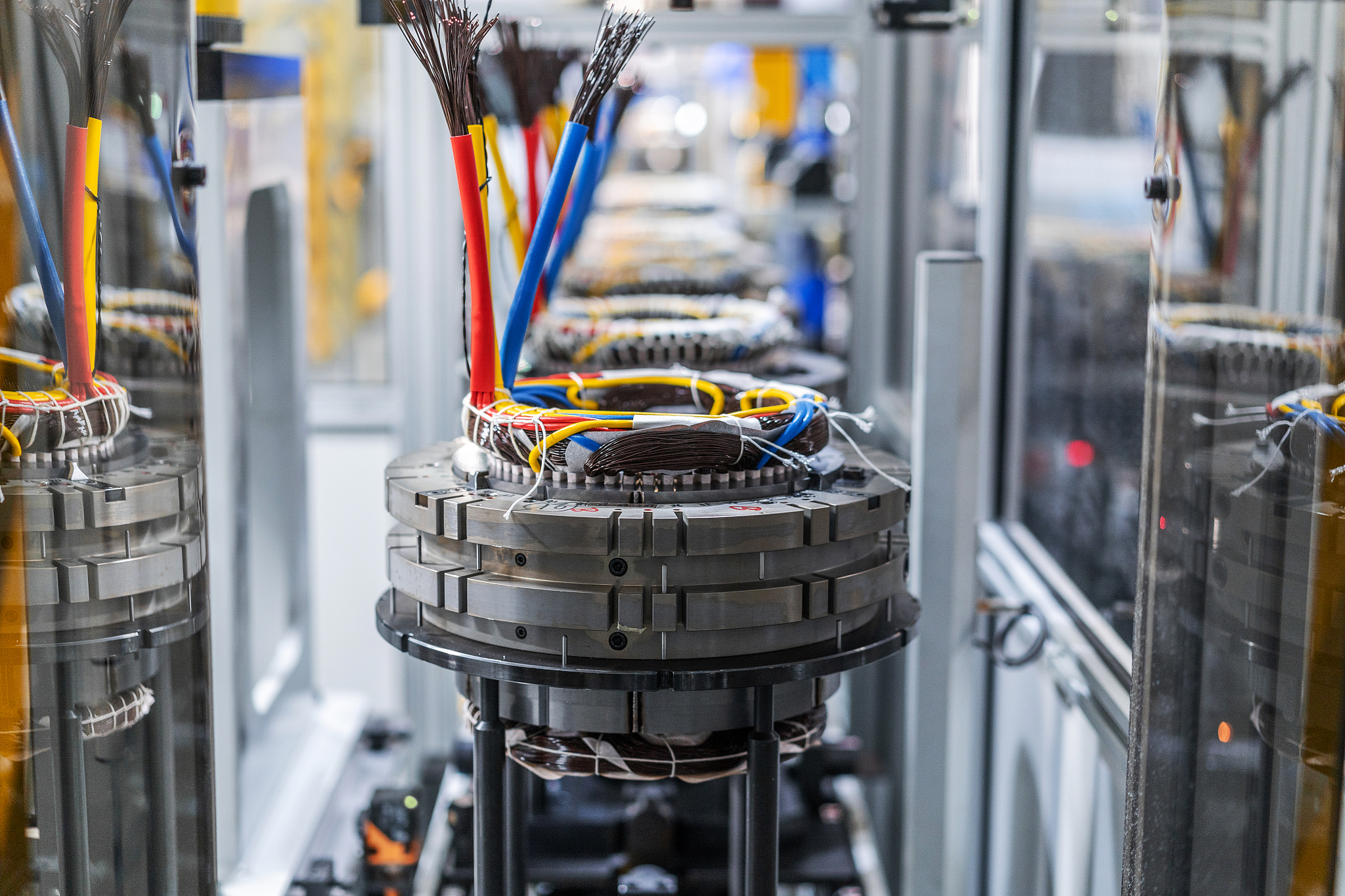 一个人图片一个人用方法判断电机三相绕组的头和尾A通电试验法	B旋向法	C 剩磁法	D电池定相法