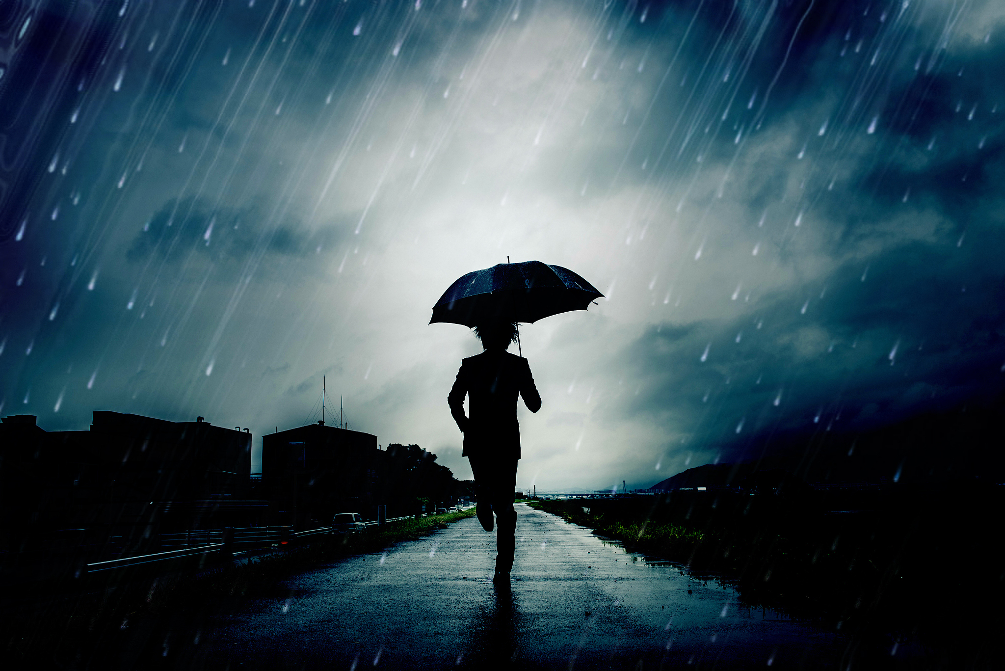 我们之间好像隔了一场雨飘飘摇摇地下着看不清具体的面目只有模糊却闪烁着光芒的影像。时而像阳光照映在水里温暖而真实；时而像月色在湖面荡漾迷离而难以捉摸。以此扩写一篇文章。