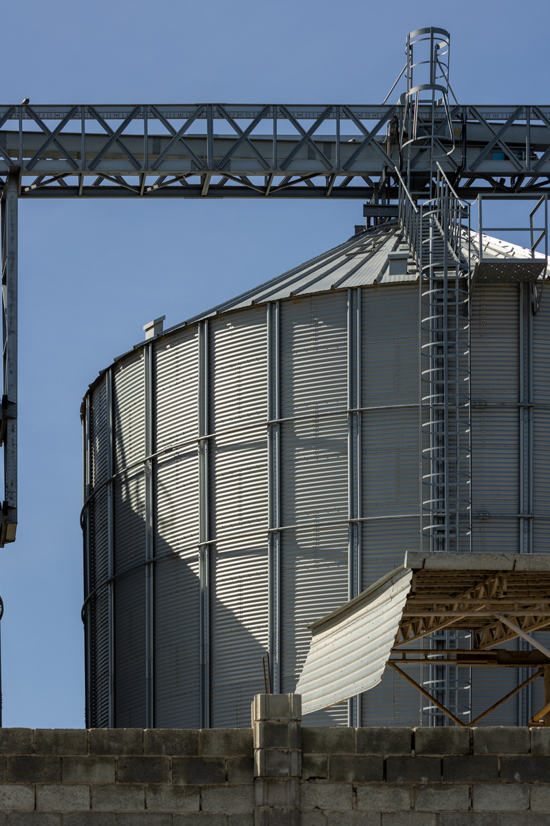 上海卢班通风：圆拱型侧开排烟天窗，打造舒适、安全、环保的工业厂房