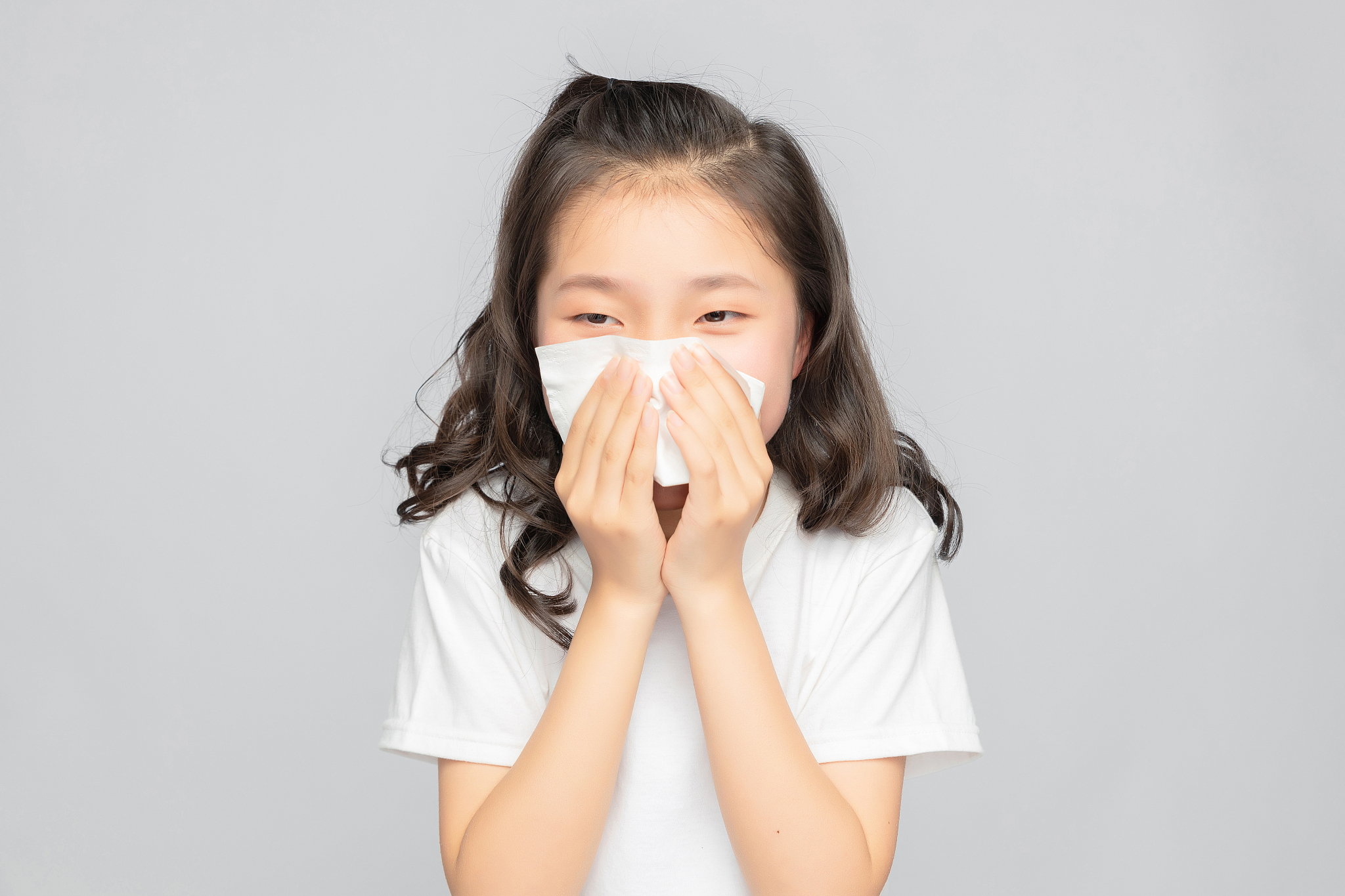 灰色背景里的亚洲小学女生