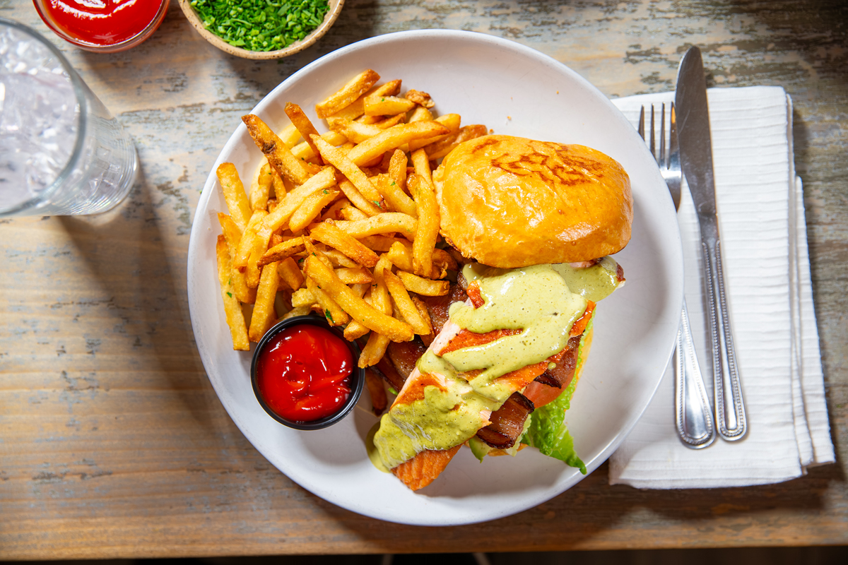 我在准备雅思口语 part2请你用我给的大概故事组织一篇两分钟左右的故事回答下面这些问题用英文说关键词：和朋友一起去炸鸡店买炸鸡享受和朋友共度的时光Describe something that you did with someonea group of peopleYou should sayWhat it wasWho you did it withHow long it took you