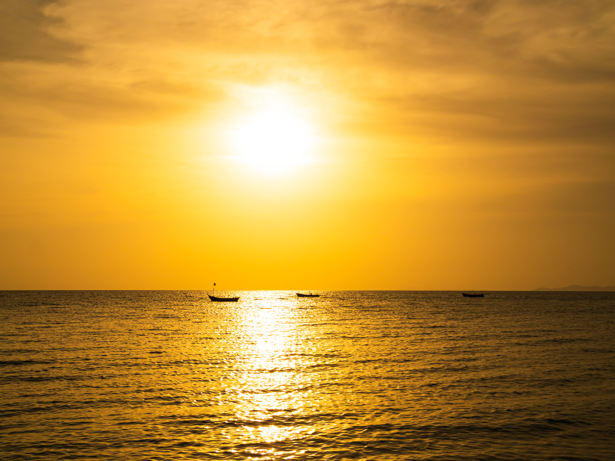 海边追日落：暮云翻波，浪花飘散，余晖映照沙滩 - 古诗续写