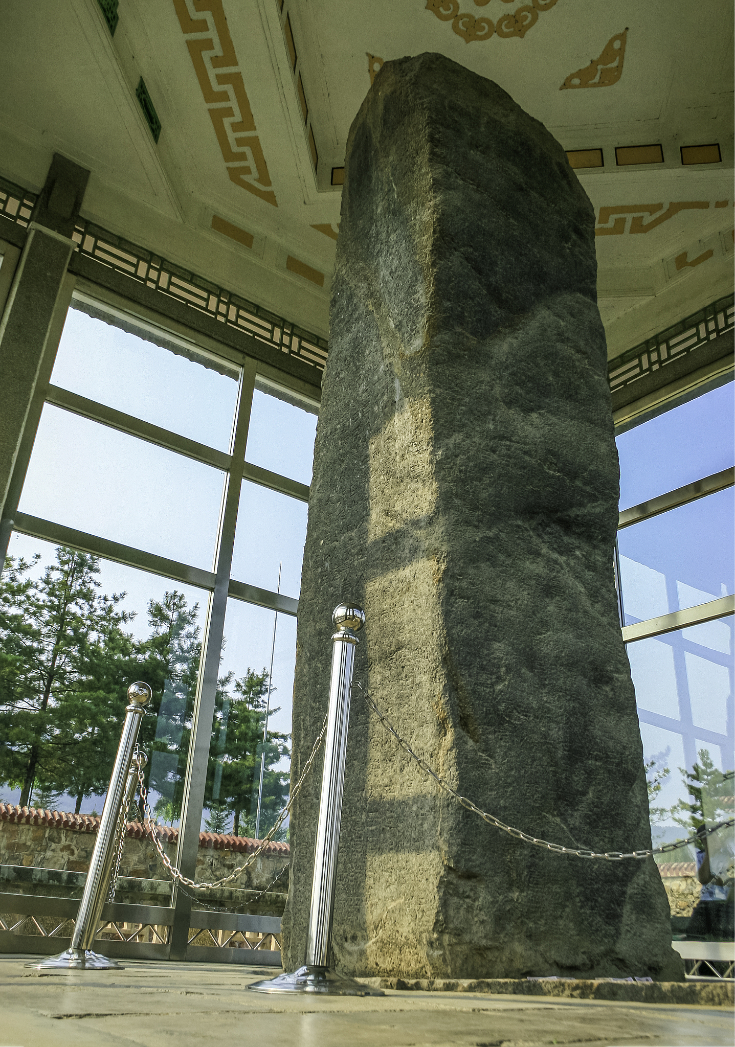 夏夜回廊：12行现代诗，隔句押韵，描绘夏夜静谧美景