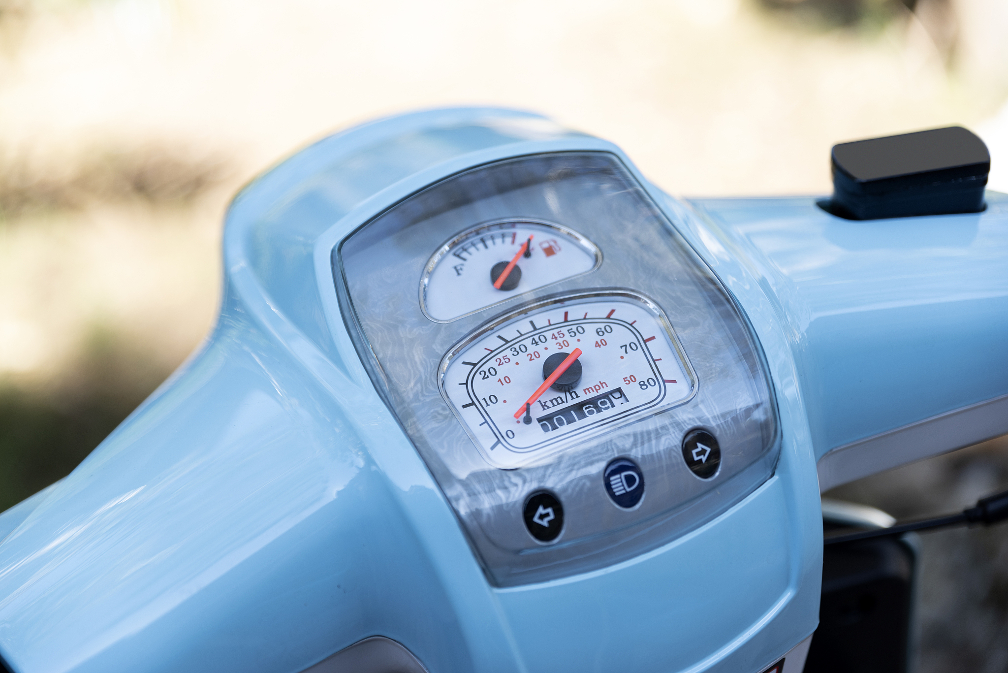 scooter control panel, signal, fuel and speed indicators.