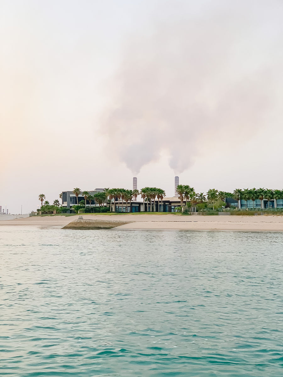 参观二沙岛的日记语言生动字数在左右今天我和家人一起去了二沙岛这是一座美丽的海岛位于广州市番禺区南部是广州市的一处重要旅游胜地。我们早上七点出发乘坐旅游车前往二沙岛。旅途中我兴奋地看着窗外的风景心中想着一会儿要去玩什么吃什么买什么。终于到了二沙岛我们首先来到了沙滩。沙滩上的沙子非常细腻海水清澈见底。我和家人一起玩水感觉非常舒适。海水中还有许多小鱼它们在我们的脚边游来游去让我们感到非常