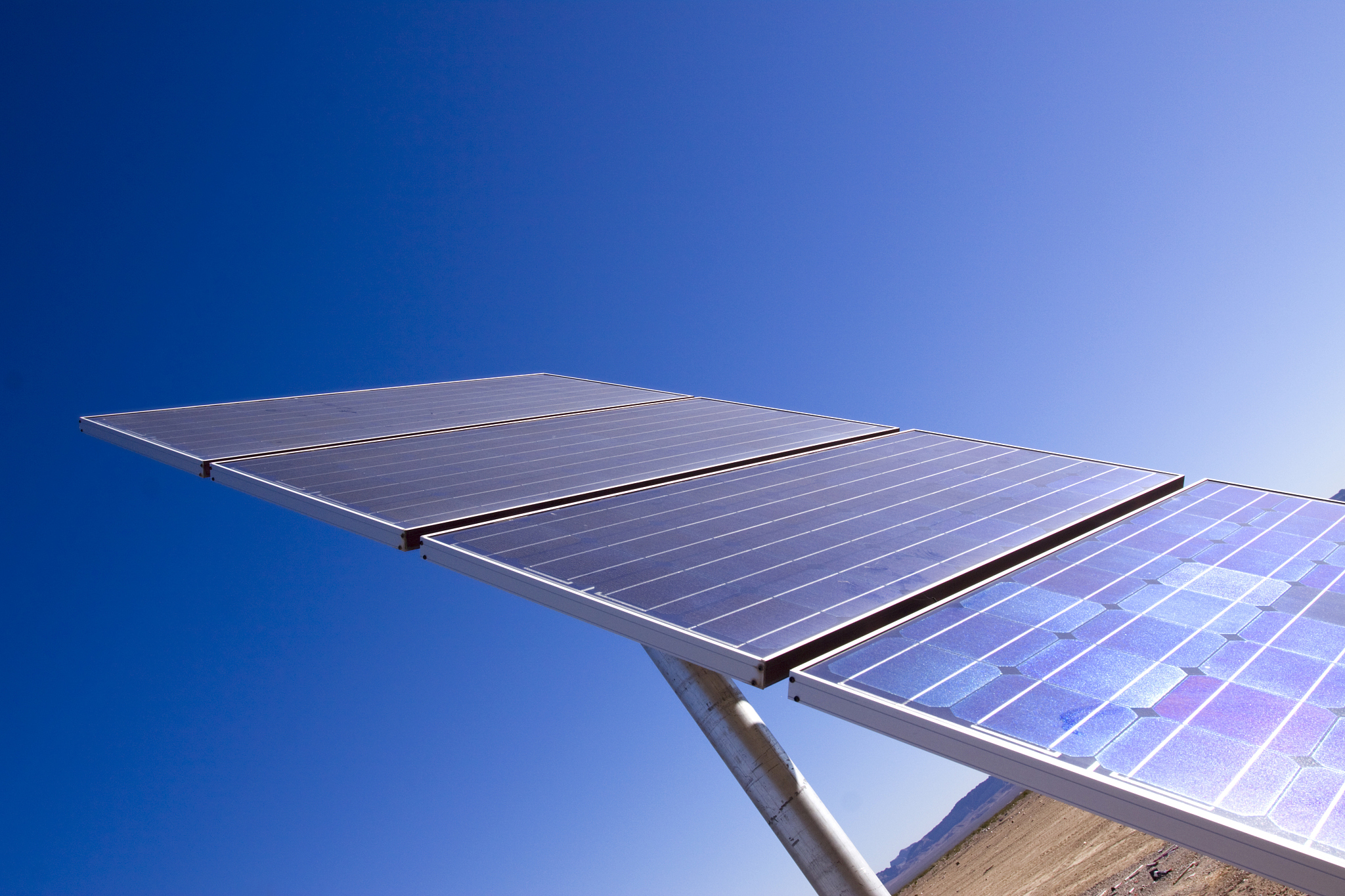 现在请就有机太阳能电池的工作原理为主题写一篇2000字左右介绍