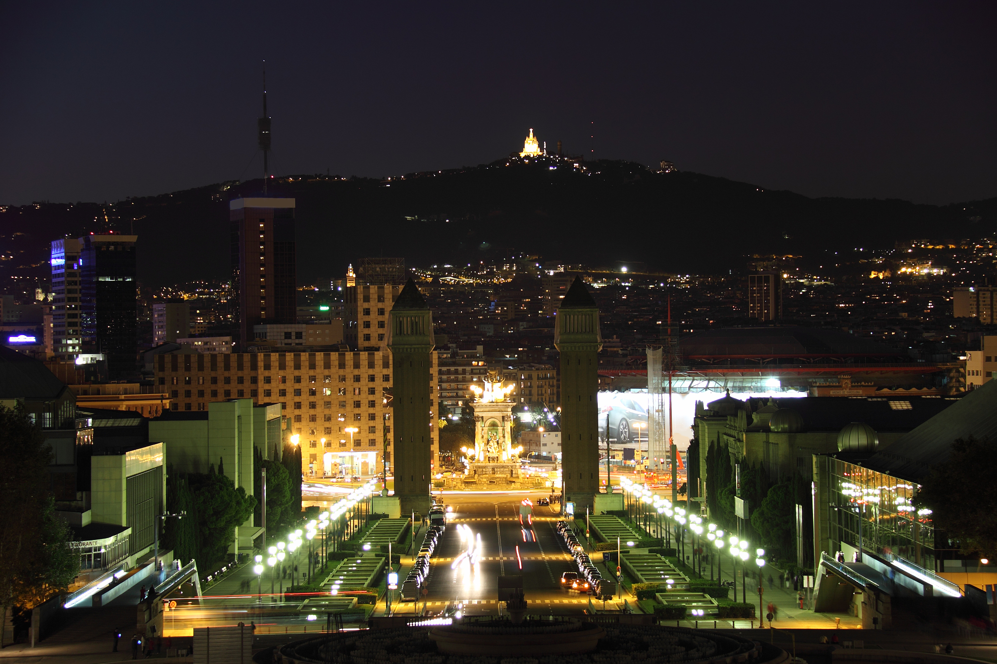 placa espanya at night