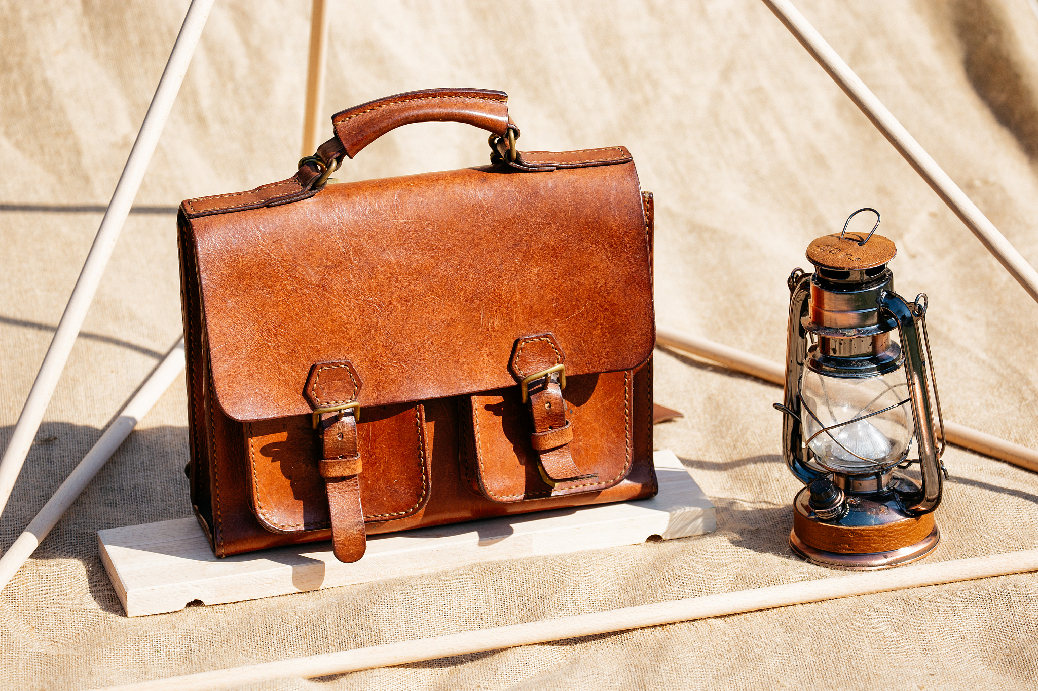 马车图案头层牛皮手提包：古典优雅，耐用精致