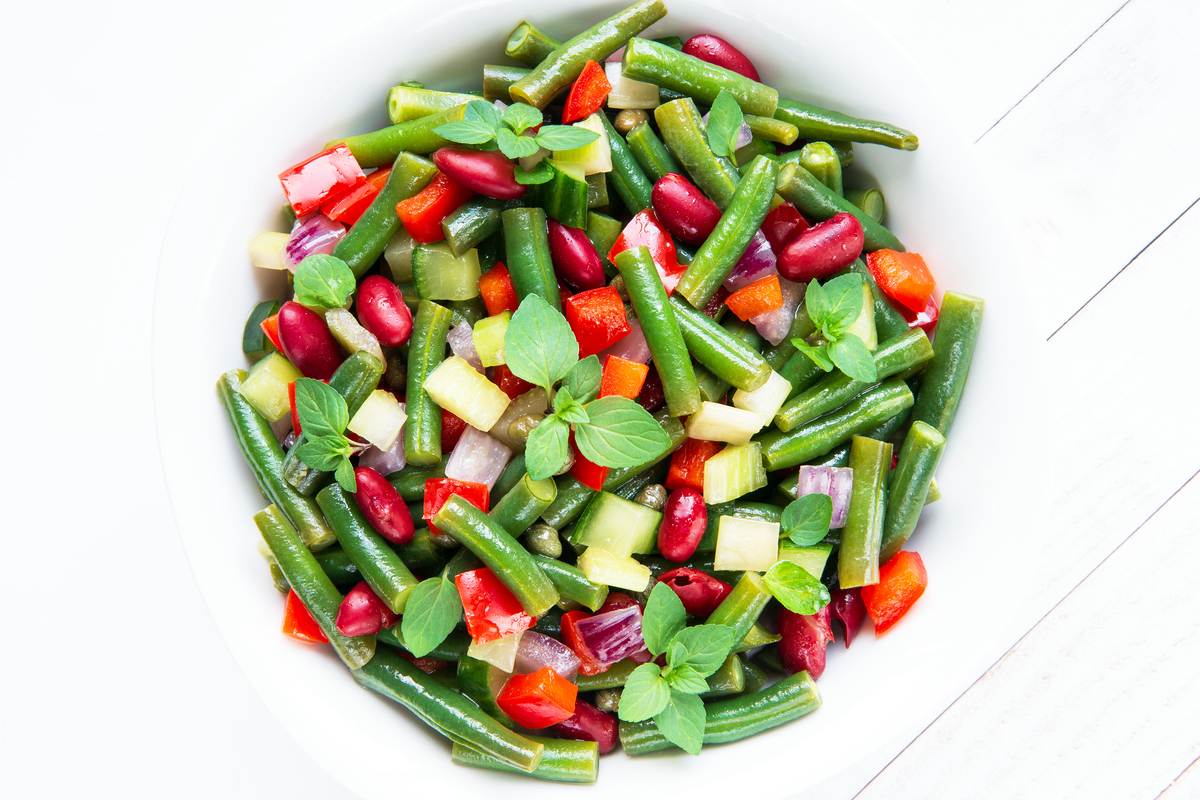 炎热的夏天吃饭没胃口你就做一道空心菜炒酸豆角酸脆开胃好吃又下饭首先将捡来的空心菜梗洗净控干再切成这样的小段把酸豆角也切成小粒热锅下一勺猪油加蒜末辣椒一把黑豆豉将它们的香味炒出来再倒入切好的酸豆角继续翻炒两分钟后倒入空心菜梗调味放点毛毛盐大火翻炒至入味最后沿锅边淋一点白醋随便翻炒4567下即可出锅装盘这样做的空心菜简单又好吃喜欢你可以试一下