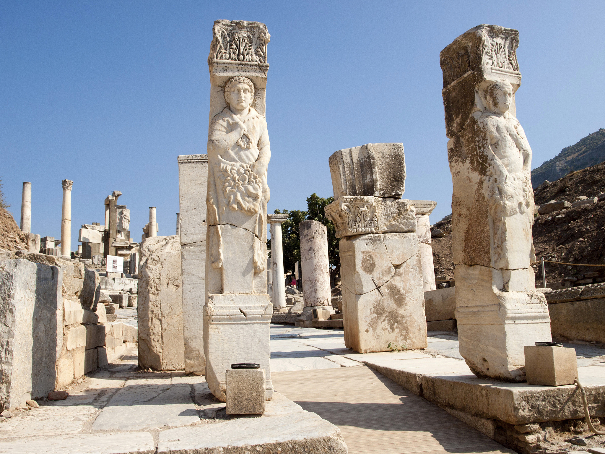 埃及是个全球知名旅游圣地2023年7月给你放10天假时间你定让你去看看文明古国的风光。如果暑假期间给你十天时间去旅行写一份简单的游客从南京出发去该地旅行的行程计划包括可能的景点游览天数酒店预订计划交通方案。如有可能做一个简单的预算大概需要多少钱。