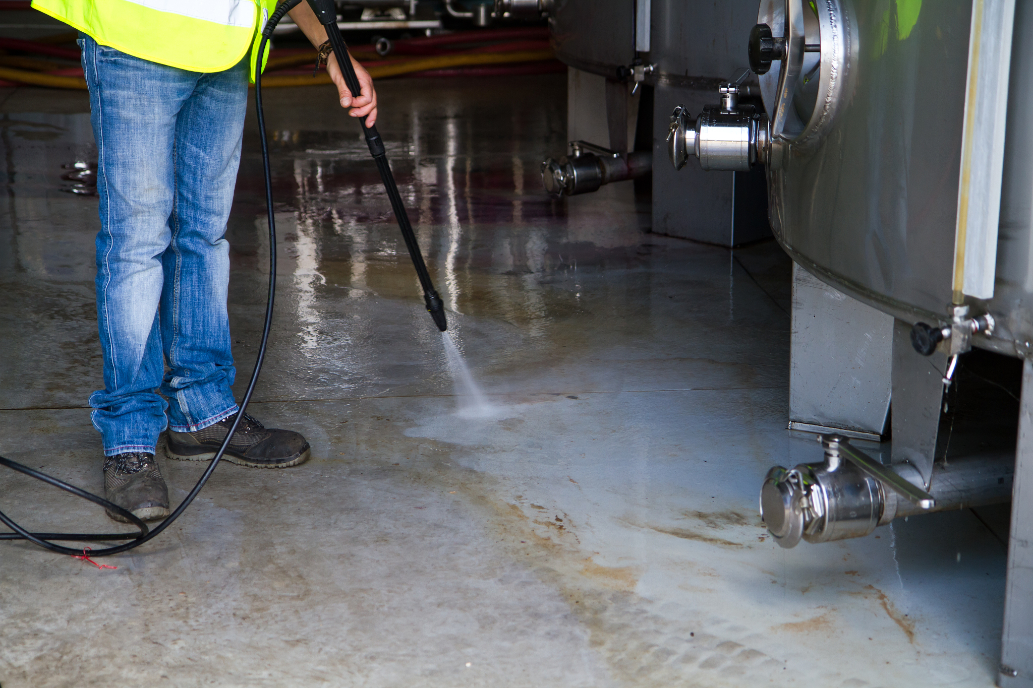 如果你是工程师请详细介绍超高压水清洗替代人工清洗的优势有数据支撑500字