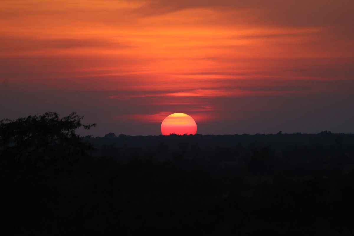 写一首古诗，关于日落